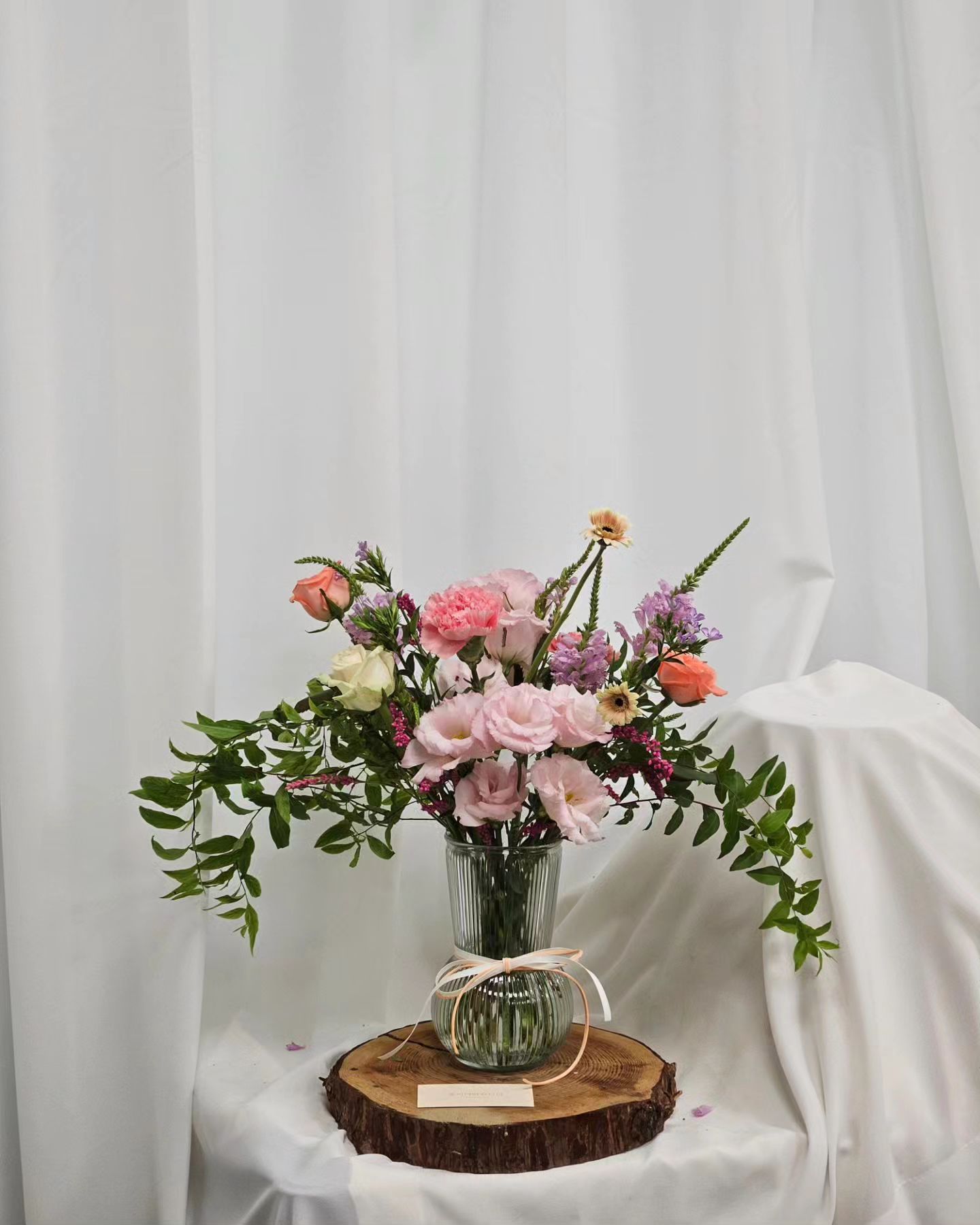 🩷
간만에 만족스러운 색 조화!
예쁜 꽃들로 가득가득 채웠다.

단지 과감하게 쳐내는 것이 아직 부족해서 설유화 존재감이 엄청나다. 누가 설유화를 이리 크게 쓰나요...😭