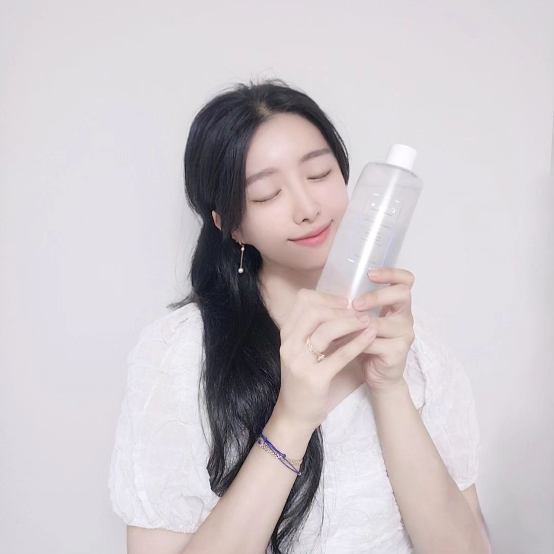 #협찬 오늘 날씨 조금 선선해진거 같았어요!
긴 여름동안🌞 지친 나를 위해 잠깐 쉬어가는 시간 어떠세요??
저는 주말동안 시골에 가서 자연힐링하고 왔어요🍏🍏

민감한 피부도 걱정없는 저자극 수분 토너소개드려요🌱
요즘 트렌드인 물광피부 연출에도 좋은 토너💕💕
리즈케이 콜라겐 토너인데요,
넉넉하게 쓰기좋은 대용량이랍니다😄

💧성분도 너무 착해요!
ℹ️주름미백 2중기능성으로 
나이아신아마이드, 아데노신 함유
ℹ️피부트러블 원인인 텔로펩타이드 대신
 인체유사율 99.9% 아텔로콜라겐 함유
ℹ️정제수 대신 콜라겐 추출물 95% 사용

✅️피부가 진정과 탄력개선에 좋아요

사계절 내내 사용하기 좋고 💧물광피부 베이스로도 좋아서 
✔️모든 피부타입분들께 추천드려요!

내일도 모두 화이팅💗💗

.
#히나뷰티#리즈케이#뷰티#화장품#코덕맞팔 #리즈케이서포터즈#리즈에버 #lizk #리즈케이콜라겐토너 #콜라겐토너 #아텔로콜라겐 #콜라겐토너추천 #콜라겐토너대용량 #대용량토너 #대용량스킨 #대용량토너추천 #토너추천 #토너추천템 #수분토너 #보습토너#뷰티인플루언서#그로커 #에센스토너#탄력토너#리프팅토너#수분천재토너