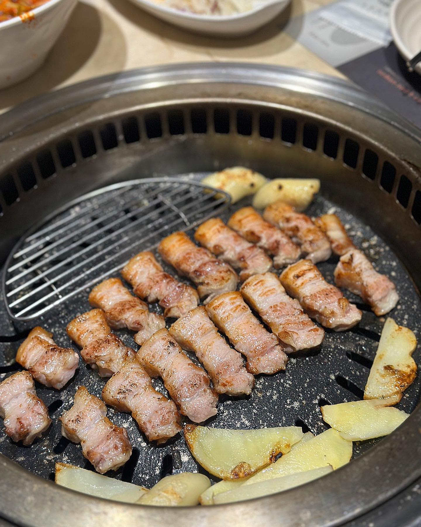 #협찬 
최애 #마포역고기집 이 될 #두껍삼마포직영점 🫶🏼 규모에 1차로 놀라고, 수많은 손님들에 2차로 놀라고.. 맛에 3차로 놀라다!!!❤️❤️❤️ 두껍지만 숙성을 잘 시켜서 육즙 팡팡..!! 묵은지 김치찌개도 너무 맛있어서 밥 두 공기 뚝딱해버렸다는,, 완전 룸은 아니지만 프라이빗하게 구역이 다 나뉘어 있어 #마포회식장소 로 강력추천! 남편 왈, 공덕 & 마포 쪽 여기 모스는 사람 없다네용ㅎㅎ 진짜 인정👍🏼👍🏼👍🏼

#공덕역고기집 #공덕삼겹살 #마포삼겹살 #두껍삼 #공덕회식장소 #고기맛집 #마포맛집 #공덕맛집 #공덕역맛집 #공덕회식 #마포회식 #먹방 #먹스타