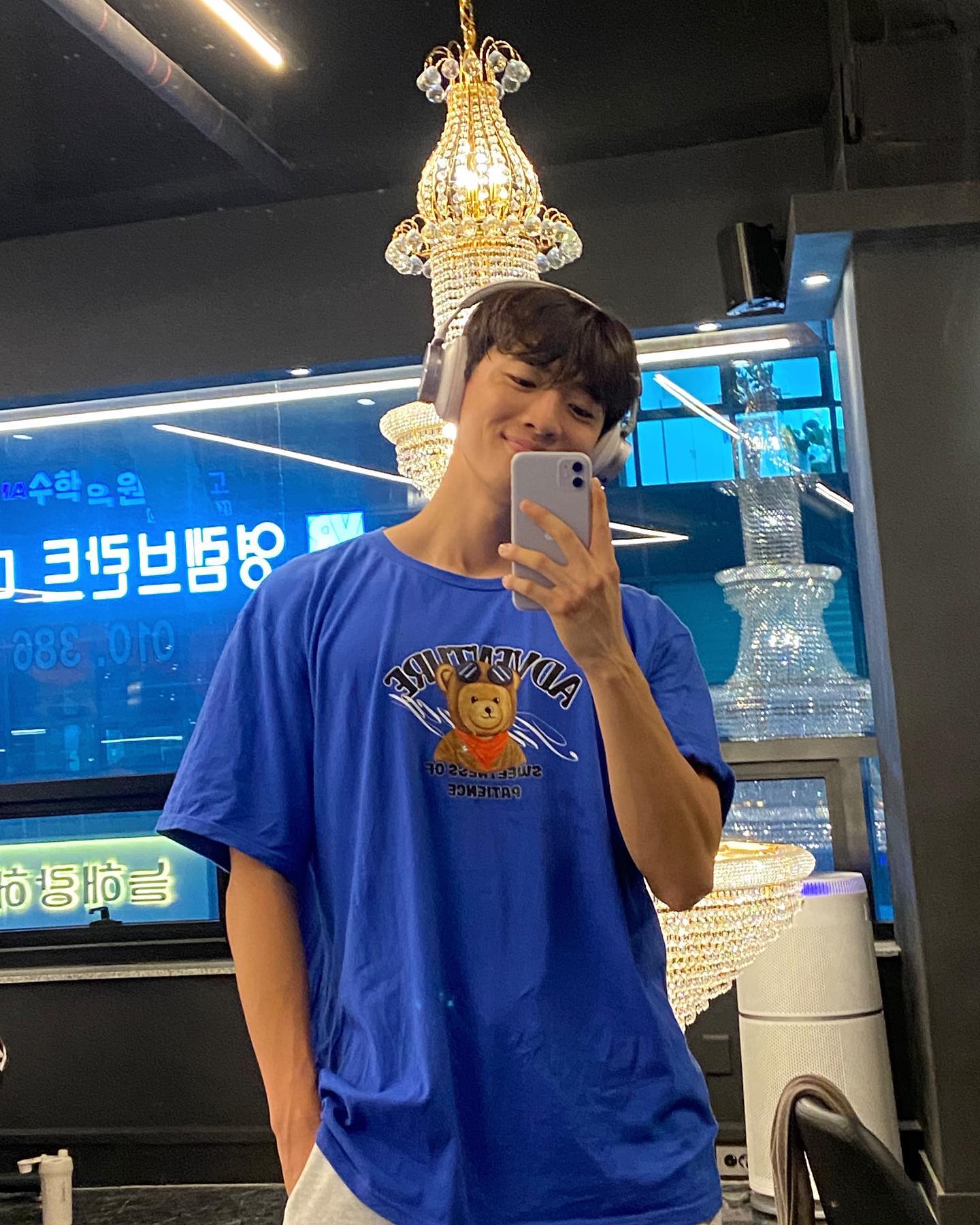 .
2023.08.28

😌✌🏻🎧

근손실 복구 프로젝트 끝나자마자
시원하게 한 달하고도 절반을 쉬어버림✌🏻

그냥 쉰 건 아니고 핑계를 대자면 바빴습니다
이제 그만 일 벌려야지 했는데 그 새를 못참고
새로운 일을 벌이고 있더라구요🙄

아무튼 이제는 얼추 마무리 단계에 들어가고 있고 
늘어나는 뱃살을 다시 넣어야 할 것 같아서
오늘부터 슬금슬금 헬스장에 출석할 예정

예전만큼 운동에 대한 열정은 없겠지만은
즐기는 선에서 재밌게 다시 해볼려고 해요

첫 운동은 하체 해줬습니다😇

오랜만이라 반갑다는 말을 의식의 흐름대로 
막 적어봤고 네.. 주무세요👋🏻 자야지 나도