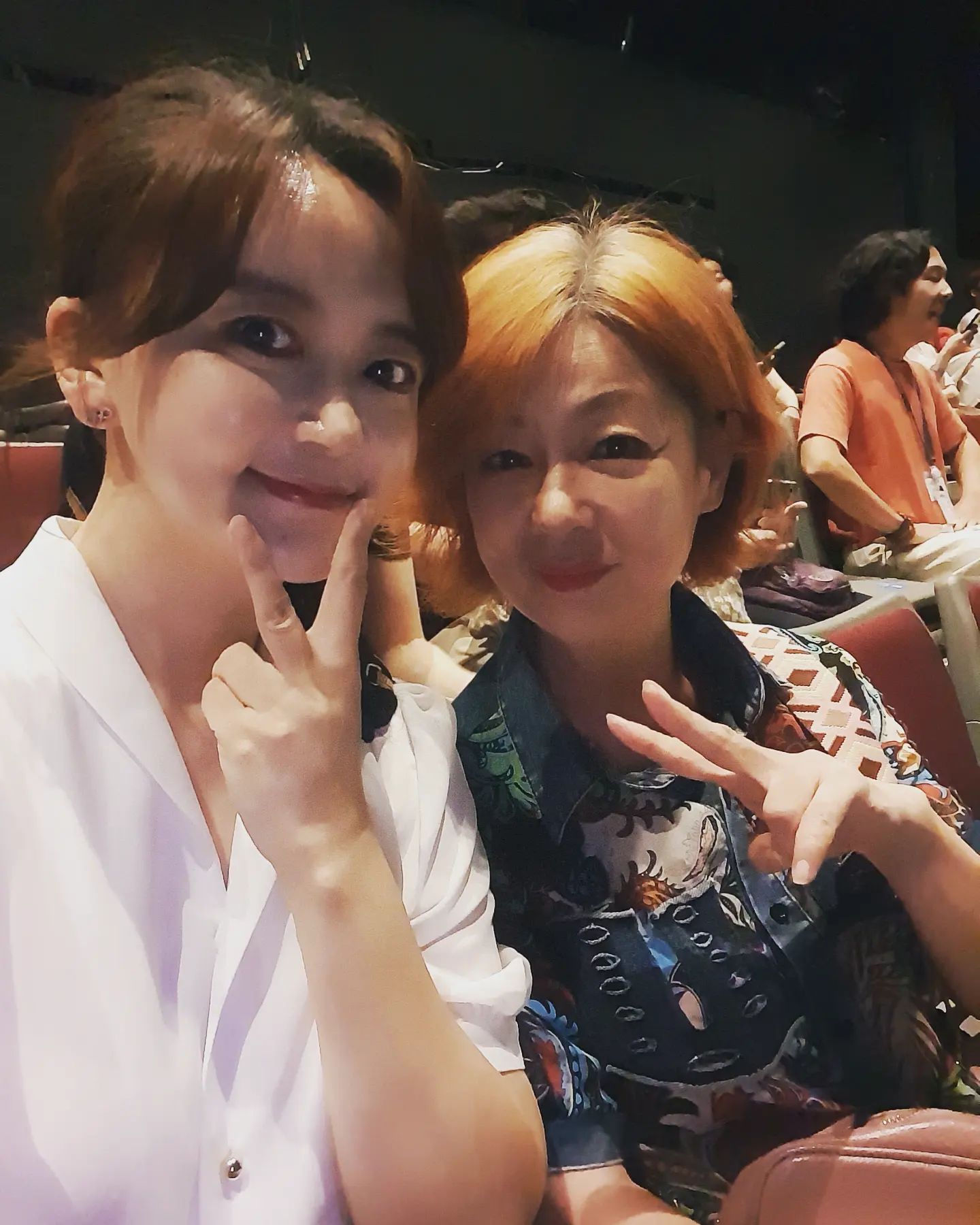 #연극추천#공연추천#아는사람되기#극단바바서커스공연#극단바바서커스#8월연극추천#9월연극추천#대학로예술극장#대학로예술극장소극장#아르코대학로예술극장공동기획 

이공연 강츄강츄!!!
극단 바바서커스의 "아는사람되기"공연을 소개합니다~
2021년부터 남북관계,전쟁과 평화,분단을 주제로 약3년동안인터뷰,현장답사,신체연극워크샵등의 과정을 거쳐 "아는사람되기"공연이 만들어졌다고 한다.
3가지의 에피소드들은 매우 흥미로웠으며 꽤 많은 조명을 사용했지만 화려해보이지 않는 깔끔한 느낌으로 극을 한층 더 고급스럽게 만들어주었다. 배우들의 움직임과 대도구와 소도구들의 적절한 활용 또한 극에서 빼놓을수 없는 볼거리이다. 또한  에피소드들간에 영상으로 보여지는 인터뷰들은 웃프지만 지금 우리가 생각하는 남북관계와 통일에 대한 다양한 세대들의 생각을 엿볼수 있었다. 
이번주 일요일까지 공연하니 관심있으신분들은 서둘러 예매하시기를요~ 
babacircus_theatercompany
공연"아는사람되기"
날짜: 2023.08.25 (금) ~ 09.03 (일)
 화~금: 7시 30분
  토~일: 3시
장소:대학로예술극장소극장

​초대권을 받아 관람하였고 이글은 주관적인 견해로 작성하였음😊