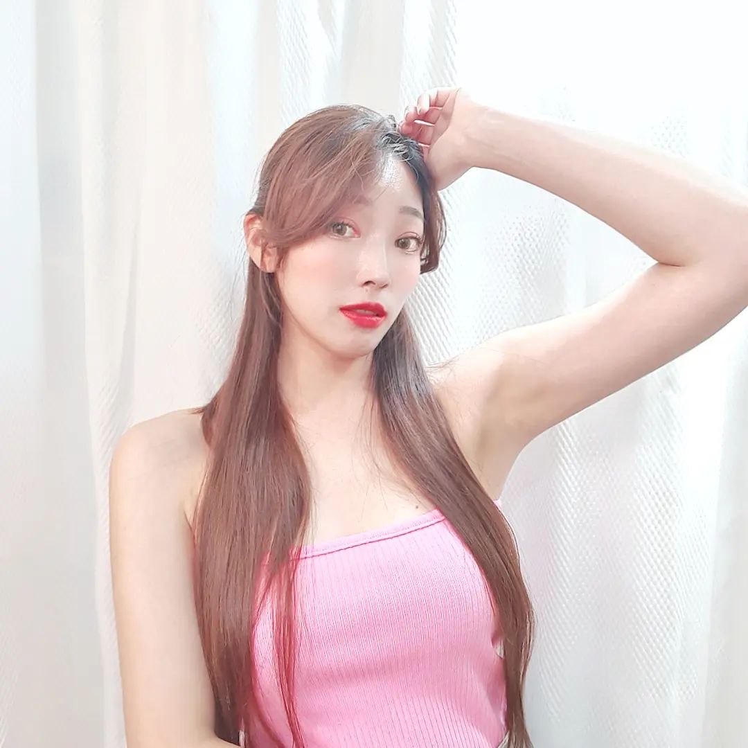 나뭐 바뀐거없어?👀
.
.
#앞머리 #헤어스타일링 #옆머리자르기 
#셀프미용 #반묶음 #셀피스타그램 #셀피 
#sellfie #나시코디 #일상기록 #소통스타그램 
#koreanstyle #beauty #kpop #daily #dailypost 
#팔뚝지흡 #팔뚝지흡후기