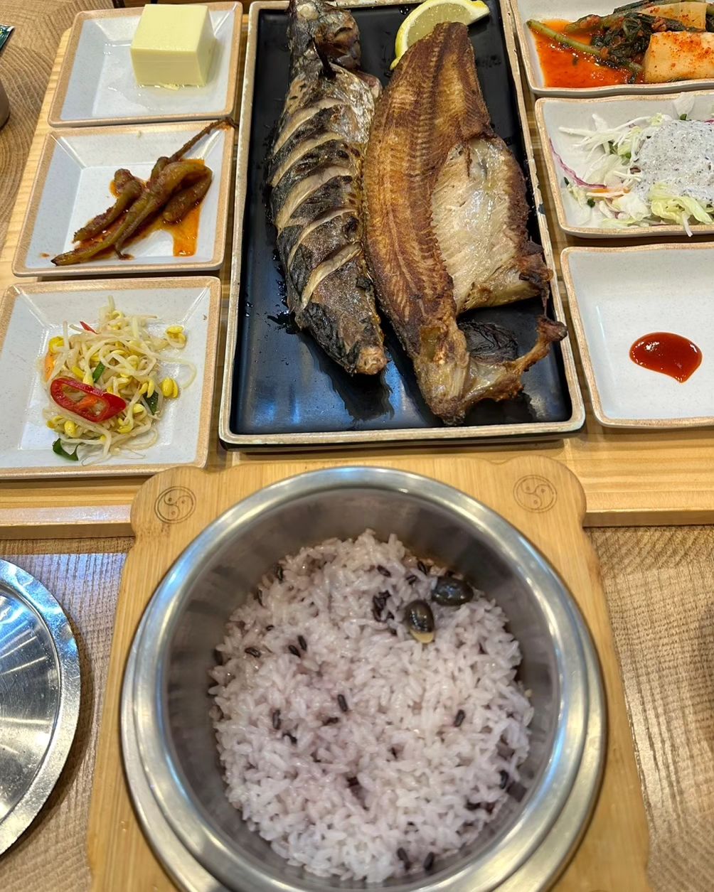 #협찬 [집나간고등어]
•고등어구이+임연수구이 

집나간고등어는 화덕에 구운 생선구이와 다양한 반찬들을 먹을 수 있는 음식점이에요😊 저는 고등어구이와 임연수구이를 먹어봤어요!

고등어구이는 짭쪼롬하고 임연수구이는 엄청 촉촉했어요! 둘 다 생선 비린내 없이 깔끔해서 너무 맛있었어요😋 

기본적으로 돌솥밥과 국이 함께 나오고, 다양한 반찬들과 과일까지 원하는만큼 먹을 수 있는 셀프바가 마련되어 있어요! 반찬 하나하나 집에서 만든 것 같이 자극적이지 않으면서 엄청 맛있더라구요🩷 

제가 먹은 메뉴 외에도 생선구이는 갈치, 삼치 등이 있고 고등어조림, 갈치조림, 그리고 어린이메뉴인 치즈돈까스도 있었어요! 식후에는 매실과 복숭아 음료도 마실 수 있어서 좋았어요ㅎㅎ 

주소👉 경기 성남시 수정구 위례광장로 70
매장번호👉 031-755-7943
영업시간👉 매일 11:00 ~ 21:00 

#위례맛집 #위례신도시맛집 #송파맛집 #남위례역맛집 #위례점심 #위례생선구이 #위례집나간고등어 #집나간고등어 #생선구이맛집 #화덕구이 #화덕구이맛집 #먹팔맞팔 #먹팔환영 #먹팔해요 #먹스타그램 #좋아요 #먹스타맞팔 #고등어구이 #임연수 #한식 #가족외식 #먹스타맞팔 #먹팔로우