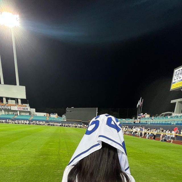 폴린 on Instagram: "#광고 대구까지 아버지가 운전해주셨어요🤍 그래서 착용한 손목아대..착용하고 편안한 운전 부탁했어용🫶🏻 이날 하이파이브도 당첨되서 진짜.. 대구까지가서 야구본 보