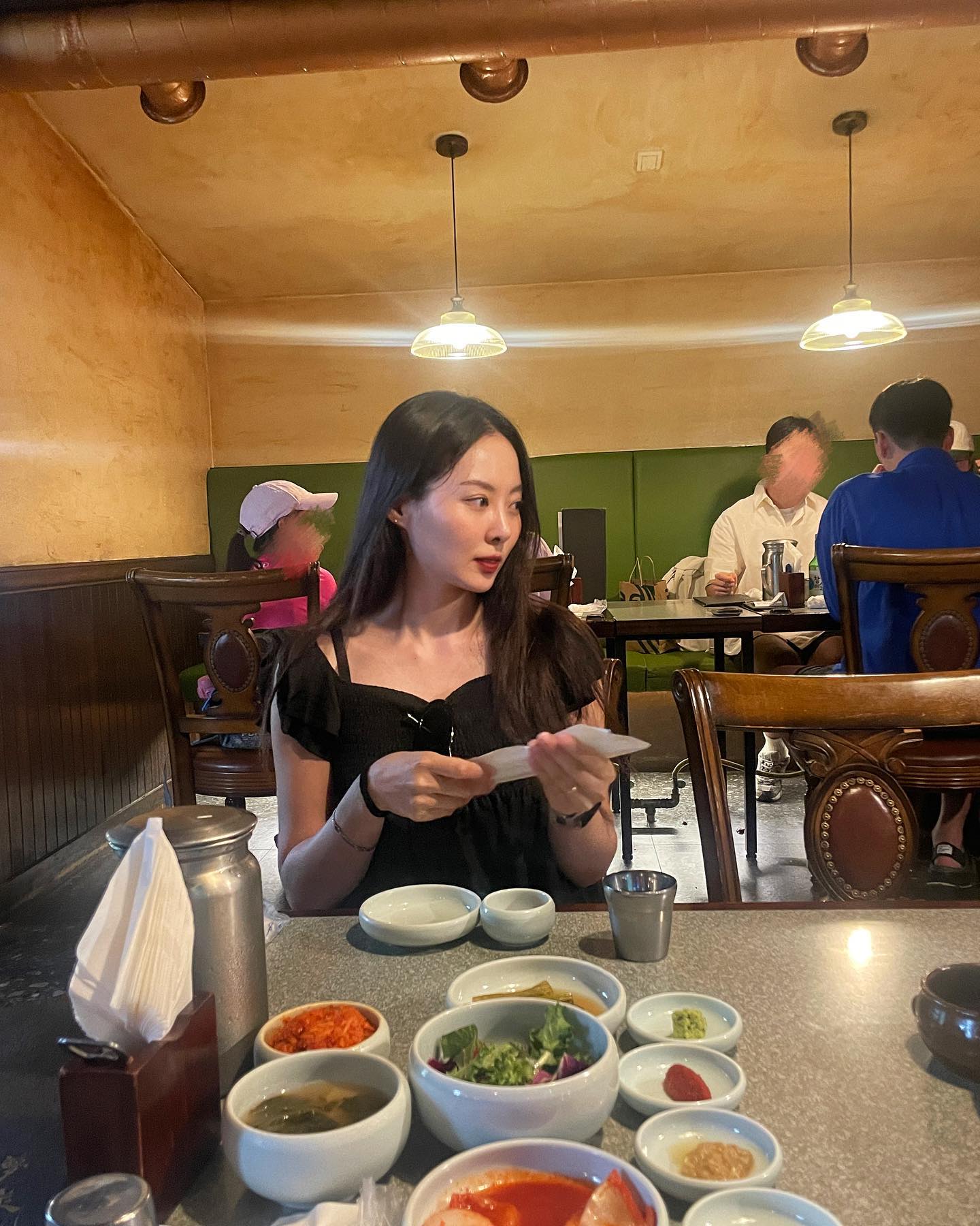 드디어 웨이팅 성공한 우대갈비 맛집✌️

웨이팅 꿀팁 : 평일 오전 열시부터 대기하시면 됩니당💛 (전 11시에 대기했는데 오후에 식사가 가능했어용)

원하는 시간대는 예약은 안되고 대기한 순번대로 예약이 된다고 합니당

지인 추천으로 가본 우대갈비 맛집이었는데 고기가 부드럽고 양념이 되어있어서 너무 맛있게 잘 먹었어요👍 웨이팅 한 보람이 있는 맛! 

-----------------------------------

[몽탄]
📍서울 용산구 백범로99길 50
⏰12:00-22:00(라스트오더 21:00)

#삼각지 #삼각지맛집 #몽탄 #우대갈비 #서울 #서울맛집 #서울가볼만한곳 #고기 #고기맛집 #맛집 #맛집탐방 #존맛 #일상 #먹스타 #먹방스타그램
