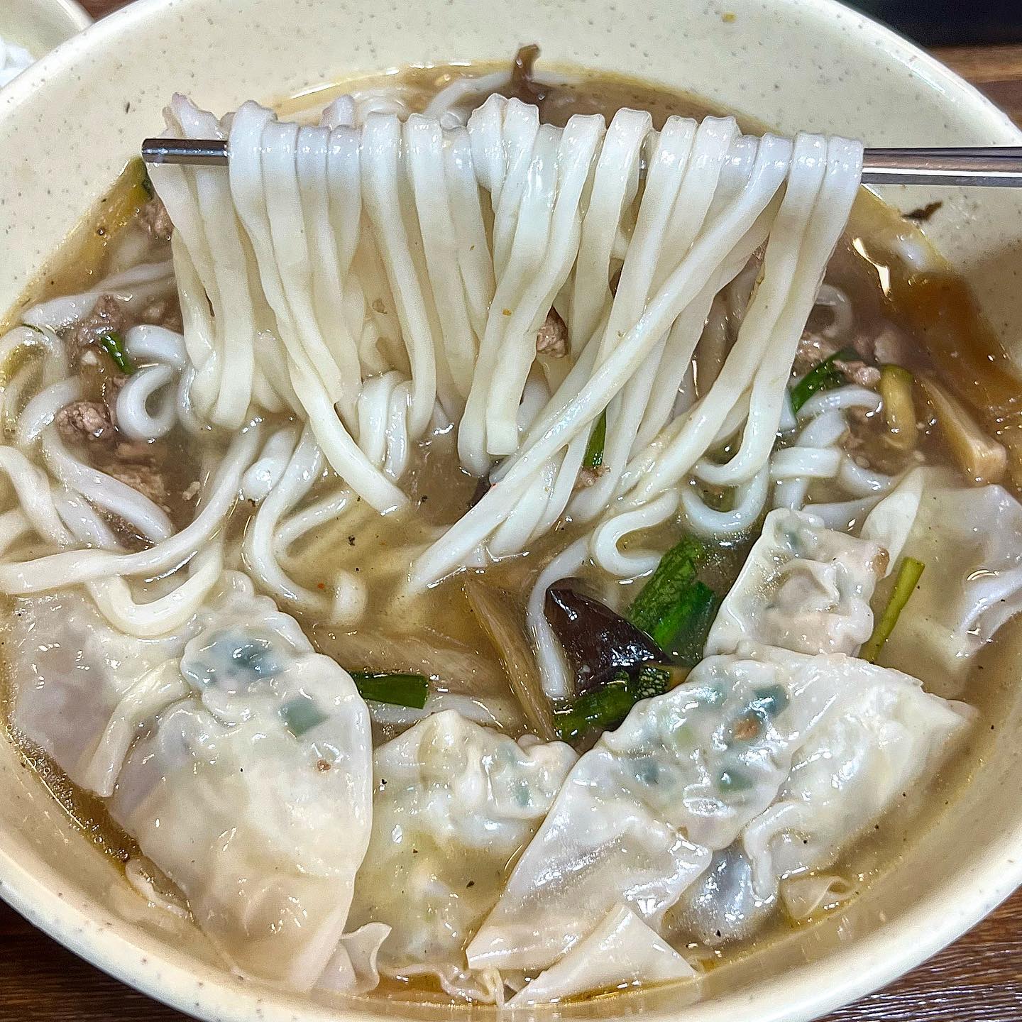 명동가서 안먹으면 섭섭하지

명동 필수코스, 명동교자 칼국수🫕
안먹고 가면 아쉬워요😵‍💫

몇개월만에 먹은 #명동교자칼국수 는 맛이 한결같아요. 다진 양념고기와 볶은 양파 조합이 국물의 감칠맛을 올려줘요!
푹 익은 칼국수면은 안좋아하는데, 여기는 그것까지 맛있는 곳✨
특히 마늘김치가 환상이죠. 제 입냄새는 🙏🏻

요새 관광객이 늘어 명동에 사람이 많네요👍🏻 날도 좋아지고 있으니 명동 나들이 가보세요~

🌱칼국수 10,000원

✅명동교자 분점
🔹위치: 서울 중구 명동10길 10 명동교자
🔹영업시간: 10:30 - 21:00,  20:30 라스트오더
🔹전화번호: 0507-1443-3525

#명동교자분점 #명동맛집 #명동교자 #먹스타그램 #먹스타 #먹팔 #맞팔 #먹팔해요 #foodi #칼국수맛집 #칼국수그램 #칼국수