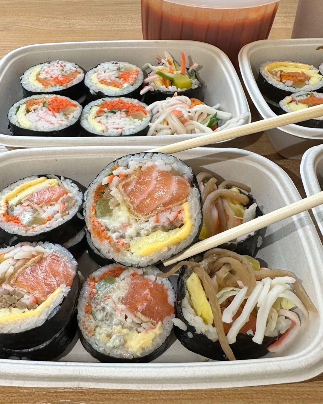 #협찬 [수아당]
suadang_official
•김밥4종+떡볶이+코코넛커피 

수아당은 크고 속이 꽉찬 김밥들을 판매하는 맘모스김밥 맛집이에요😊 저는 베이컨치란, 연어, 육회, 날치알 김밥과 국물떡볶이, 코코넛커피를 먹어봤어요! 

연어김밥은 연어가 많이 들어있고, 날치알과 마요소스의 조화가 너무 맛있었어요🩷 육회김밥은 쫀득한 육회랑 달달한 유부가 잘어울렸고 신선했어요! 

날치알김밥은 날치알과 크래미가 듬뿍 들어있었고, 알싸한 와사비 소스가 매력있었어요😋 베이컨치란은 베이컨, 치즈, 계란이 들어간 김밥인데 계란이 많이 들어가서 든든하고, 베이컨이 짭쪼름해서 맛있었어요! 

떡볶이는 많이 달지 않고 생각보다 되게 매콤했고, 김밥이랑 잘 어울렸어요ㅎㅎ 코코넛커피는 스무디인데 맛이 진하고 시원해서 너무 맛있었어요🥥 

테이크아웃 전문 매장인데도 가게에 손님들이 많았어요! 김밥 속이 알차고 재료들도 신선해서 더 인기가 많은 것 같아요👍 김밥이랑 커피를 한 번에 살 수 있는 것도 너무 좋은 것 같아요! 

주소👉 서울 성북구 동소문로20가길 33
매장번호👉 050-71367-0625
영업시간👉 매일 07:00~22:00 

#수아당 #수아당김밥 #성신여대맛집 #성신여대김밥 #성신여대카페 #서울맛집 #서울김밥맛집 #김밥맛집 #김밥 #키토김밥 #키토김밥맛집 #koreanfood #혜화맛집 #대학로맛집 #한성대맛집 #고대맛집 #국민대 #서경대 #안암맛집 #돈암동맛집 #성북동맛집 #성북구맛집 #미아사거리맛집 #미아맛집 #수유맛집 #종로맛집 #동대문맛집 #먹팔환영 #먹팔해요