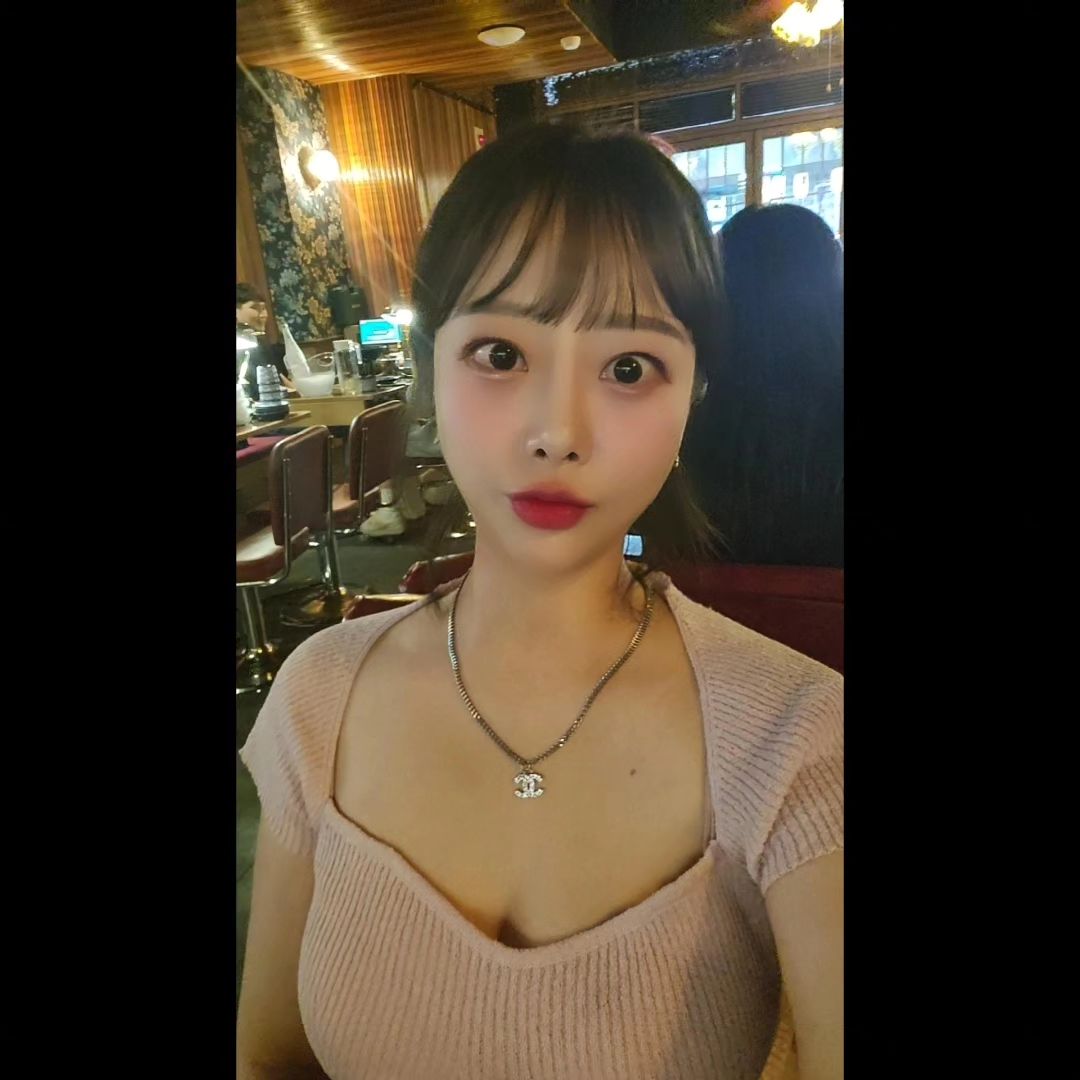 .
#어제의나 #수원 #인계동 #이자카야 #노래타운 
#인계동처음와봄 #머리묶었다풀었더니 #산발 
#서울가고싶다 #셀스타그램 #셀카고자 ㅋ #selfie
#일상 #휴무 #소통 #좋아요 #숙취 #죽겠다 🫠