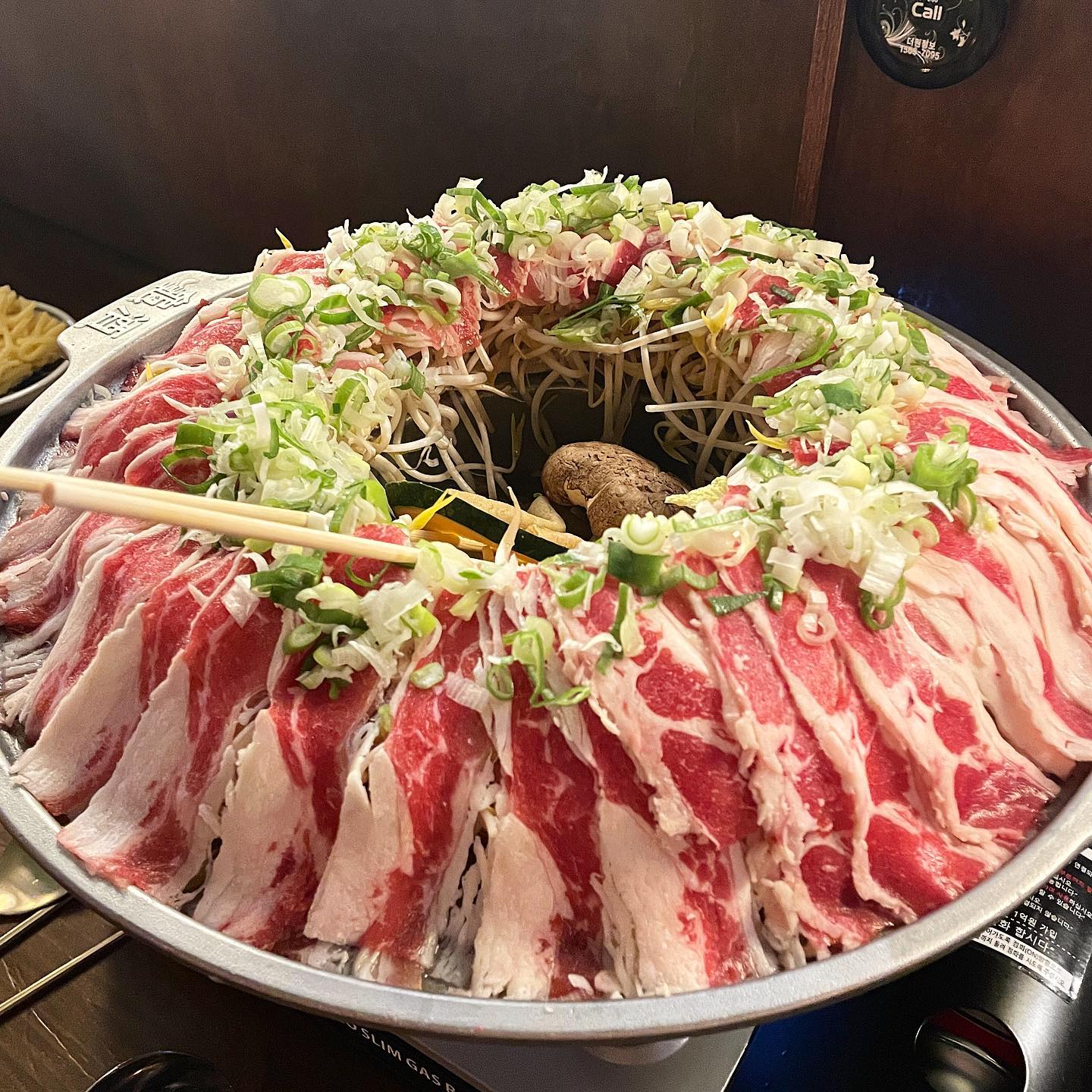 백마흔일곱번째 냠❗

🍽 구주 마곡
🏠 서울 강서구 마곡중앙로 55 퀸즈파크13
💵 진격의 구주도넛 31,500원
모찌리도후 7,900원

예전부터 가보고 싶었던 구주 마곡을~퇴근하고 간술을 할겸 다녀왔습니당!! 칼퇴를 하고 갔음에도 불구하고 자리가 만석이더라구요.!!😲 다찌석밖에 안남아있었지만 오히려 다찌석이 등받이 의자라 더 편했던거같아요!

구주도넛은 셋팅이 되어있어서 주문하고 바로 나왔구요! 고기아래에 숙주들이 꼬여있어서 가위로 먹을만큼 짤라서 중간에 담궈 샤브샤브처럼 먹었습니당❗️ 국물과 고기도 담백하고 소스도 단짠이라 넘 맛있드라구용💕 다 먹으면 면과 죽을 제공해준다고 했는데 제대로 확인 못보고 면만 제공받은 멍청이...😭 그래도 고기, 야채 육수가 푹 나온 국물에 칼국수를 끓여 맛나게 먹었답니당👍🏻

모찌리 도후는 처음 먹어보는 메뉴였는데 세상에 이게 두부야 치즈야...? 찾아보니 두부와 치즈가 들어간거 더라구요🤪ㅋㅋㅋㅋ 쫀득 고소한맛이 너무 제 취향이었어용🩷 뭔가 사케나 와인에 더 잘 어울릴듯한 안주?

메뉴판정독을 못한 탓으로 아쉬움이 남았지만 넘 맛있게 먹구와서 다음에 또 가봐야겠어용!!!!🥰