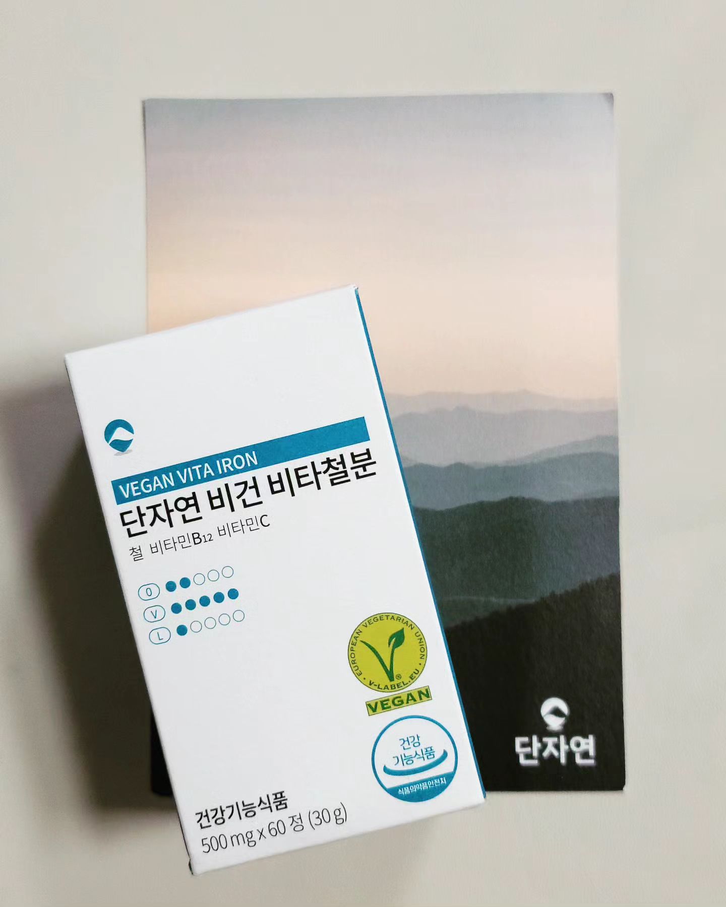 #제품협찬

임산부철분제 고를 때!

비건철분💊
인증받은 신뢰할 수있는
🩸단자연 비건 비타철분🩸
소개해 드려요.

철분을 먹을 때 또 검색하게 되는 부분이
철분 흡수율을 높여주는 비타민을 찾게되는데요.

단자연 비건 비타철분은

철분 24mg와 함께 
비타민B12 50ug
비타민C 50mg 까지!

철의 흡수와 대사까지 꼼꼼히 고려한
제품으로 하루 1정 타블렛으로
철분 톡톡히 챙길 수 있답니다👍 

성장기 어린이부터 청소년 성인까지
꾸준히 먹을 철분제💊 꼼꼼히 선택해요😊

철분제 특유의 향이 없어서 그냥 
물과 꿀꺽! 먹기만 하면 되어서 향에 예민하신 분들
걱정없이 먹을 수 있답니다~

감사합니다😊

#단자연 #비건영양제 #비건인증철분
#임산부철분 #비헴철24mg
#식물성부원료 #빈혈철분제
#비린맛걱정없는철분 #식물성에코타블렛
#비타민B12 #비타민C #첨가물부형제무첨가
#별별체험단