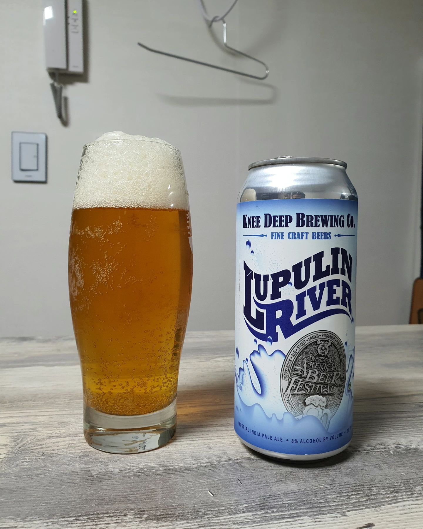 #맥주 #간단리뷰 76 #그날그느낌 
#루풀린리버 #Luplin_River #KneeDeePBrewing 
가격 1캔 9000원 (23 KIBEX)
타입 : 임페리얼 IPA
도수 : 8%
IBU : 
.
#노즈 
투명한 황금색. 흰색계열에 살짝 황금빛 띄는 거품. 탄산조밀하게 잘쌓임. 금방 꺼짐. 오렌지, 라임 같은 시트러스 계열이 먼저 느껴짐. 뒤에 허브, 솔 향이 느껴짐.
#팔레트 
입안탄산 조금있음. 바디는 중간느낌을 잘넘어감. IPA의 쌉쌀함이 좋고 깔끔함. 향에서 느꼈던 시트러스가 느껴지고 뒤에 과일단내가 느껴짐. 복숭아, 파인애플같은 느낌. 
#피니쉬 
쌉쌀함이 길게 끌고 가는게 오래가진않음. 깔끔하게 잘 떨어지고 허브로 마무리함.
.
전반적으로 IPA의 쌉쌀함과 홉이 주는 향들을 즐기기에 좋았던 맥주다. 시트러스하다가 과일단맛도 느껴지고 마무리로 허브로 마무리. 홉캐릭터성이 잘보여서 간만에 좋은 맥주를 마셨던 기억이다. 역시 난 IPA를 좋아하는건가.
.
#한마디 
다채로운 홉의 향연을 느끼기 좋았던 맥주.
.
.
.
.
#beer #craftbeer #drinks #ale #lager 
#수제맥주 #크래프트비어 #비어라이프 #맥린이 #편의점맥주 #와앤모 #바틀샵 #맥주리뷰 
#조주기능사 #술스타그램 #일상 #맞팔 #소통 #데일리