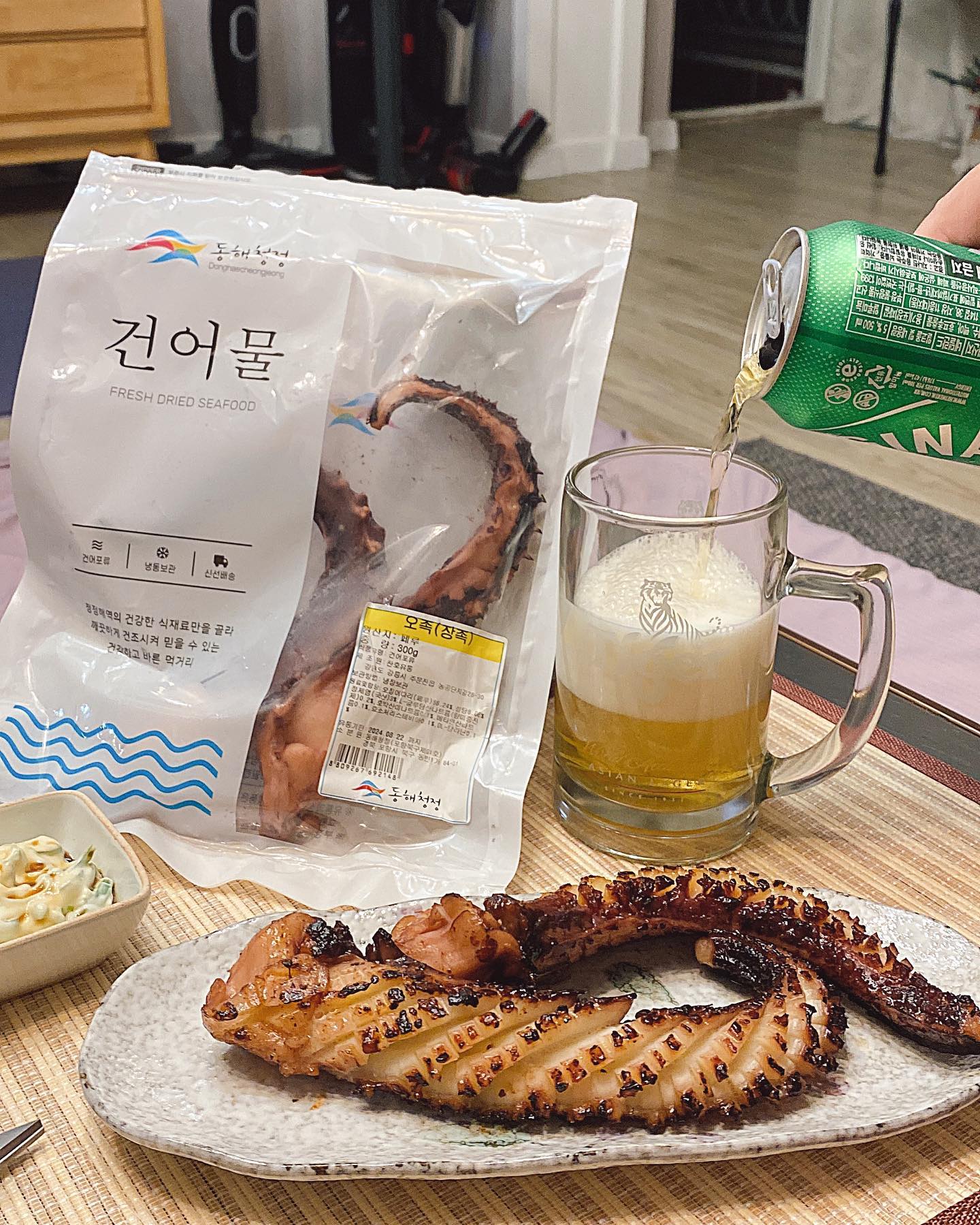 #제품제공 🐙 동해청정 가문어통족

맥주를 부르는 쫄깃한 주문 🍺
✨동해청정 가문어통족✨으로 홈술 제대로 즐겨요 🐙

건강하고 바른먹거리를 추구하는 죽도시장 동해청정건어물에서 판매하는 가문어통족은 대왕 오징어 다리를 쫀-득하게 말렸어요 🐙

단짠단짠 양념으로 조미를 해서 아이들도 맛있게 먹고 으른이들은 술안주로 제격이랍니다 👏🏻👏🏻👏🏻

저는 칼집을 내서 버터 녹인 약불에 굽굽 🔥🔥
굽다보니 칼집도 예쁘게 벌어지고 말랑함이 업글되서 다리째 그냥 뜯어먹고 싶더라니까요 🤣🤣

이미 적당하게 조미가 되어 있어서 맛도리지만
더 맛있게 먹기위해 청양마요간장 소스와 마늘소금기름 소스를 준비하고 씨-원한 맥주까지 곁들이면 홈술 폼 미챴다 🥳

씹는식감 제대로에 맥주를 절로 부르는 맛 🍺🍺
신랑 맥주 먹을때 안주 잘 안 먹는데 이건 순삭했어요!

🐙 동해청정 가문어통족 으로 쫀득함 즐겨보세요

gepa.official 
#동해청정 #가문어 #가문어통족 #오징어안주 #맥주안주 #안주용건어물 #간편안주 #혼술안주 #오징어통족 #오징어다리 #문어다리 #맛있는안주 #건어물도매 #건어물소매 #포항 #죽도시장 #경북세일페스타 #경세페 #2023경북세일페스타 #2023경세페 #경세페체험단 #경세페리뷰 #체험단리뷰