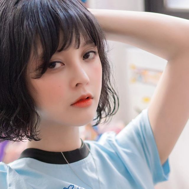 다정 on Instagram: "#광고 #바틴 #의류 y2k 키치 캣 크롭 티셔츠💙 심멎주의 디자인 보세요.. 헝.. 고양이 좋아.. 사랑해.. 최고.. 만세🩵 . #협찬 #티셔츠 #크롭티 #패션"