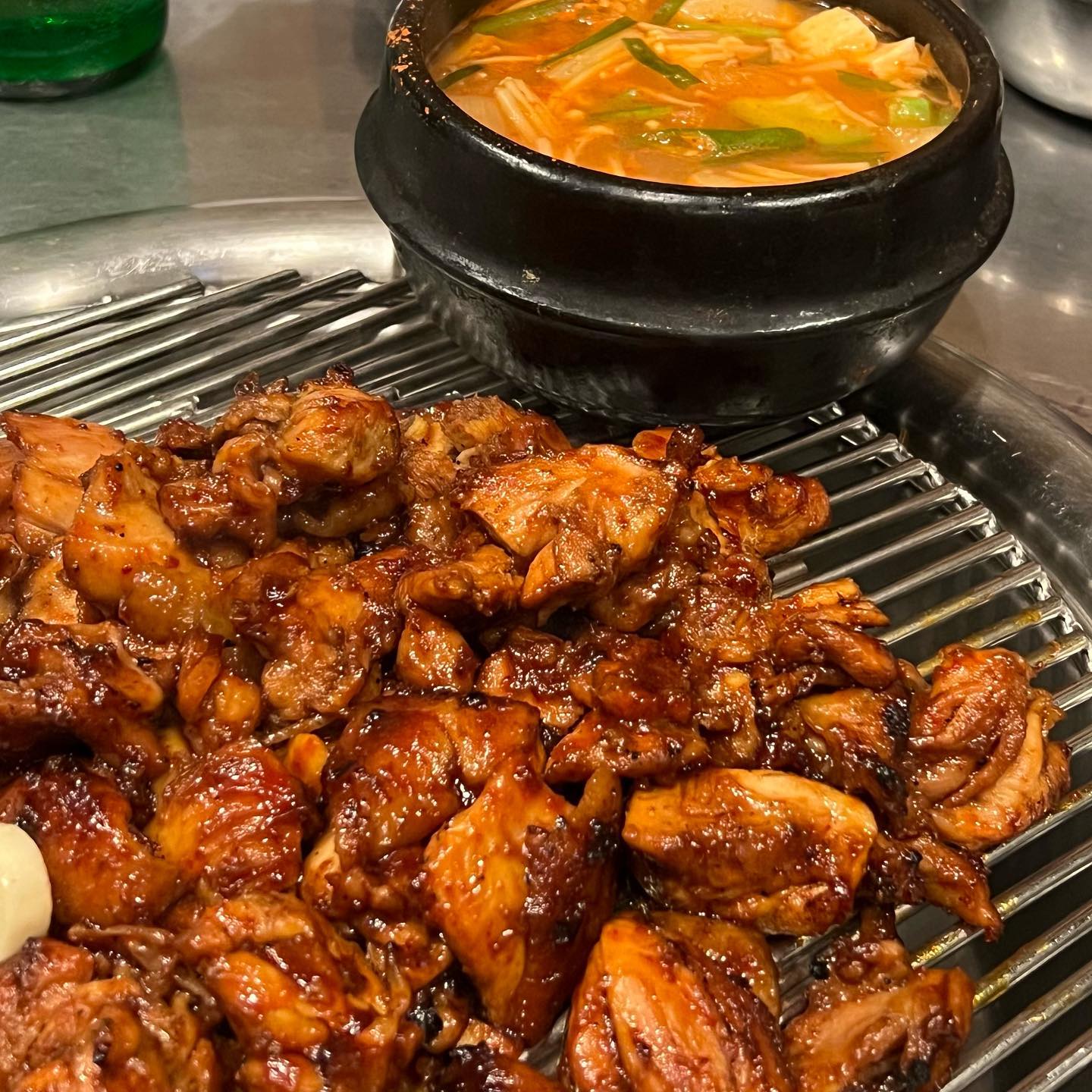 📌 중랑 쨍하고 해뜰날
- 춘천 숯불 닭갈비 10,0 x 2

소주를 주문하면 된장찌개가 같이 나오는데
된장찌개 칼칼하니 소주 각 🤭
부추무침도 짱 맛있고
숯불 닭갈비도 언제 먹어도 맛있는 곳
닭발은 살짝 아쉽 역시 대표메뉴가 최공 🍶
⠀⠀⠀⠀⠀⠀⠀⠀⠀⠀⠀⠀⠀⠀⠀⠀
⠀⠀⠀⠀⠀⠀⠀⠀⠀⠀⠀⠀⠀⠀⠀⠀
#중랑 #중랑역맛집 #상봉맛집 #먹부림 
#숯불닭갈비 #닭갈비 #먹팔 #야식 
#onthetable #foodblogger #foodlover