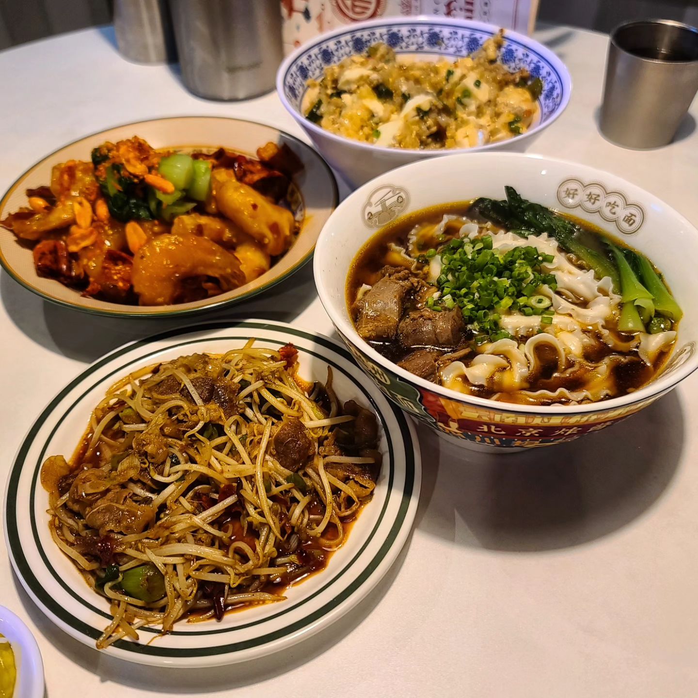 아메리칸차이니즈 음식점
#돌핀99
.
우육면- 도삭면으로 선택!
넓고 꼬들한 칼국수같은 느낌?
.
우삼겹숙주볶음- 간장베이스의 
맛과 식감이 좋은 사이드메뉴
.
마파연두부덮밥- 너무 맛있었다
부드러운 연두부와 소스는
실패확률 없는맛
.
사천식스파이시새우-실패
얼얼한게 향신료좋아하는분 추천
이국적인맛 느끼시려면 추천😀
.
#스파이시새우는조심하세요
#나머지는다맛있을듯
#가격도괜춘한듯
#대구종로맛집