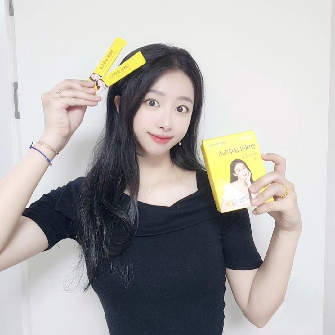 #협찬 비가 또 하루종일 왔어요🌧
이런날은 바삭바삭한 튀김🍤이나 뜨끈한 국물🍜 먹고싶은 날이죠!
(저는 파스타먹었지만🍝😆😆)

이렇게 밀가루음식 마음껏 먹고싶을때 좋은 
라소미 김태희 글루효소💛 소개드려요!
라소미는 8월 신규런칭된 효소전문브랜드랍니다~

피자🍕파스타🍝케이크🍰 
마음껏 먹기전에 먹었는데 속이 편했어요~

✅️상큼한 레몬맛과 약간 고소한 맛이였어요🍋
ℹ️글루텐분해능력 90%이상인 글루텐분해효소 함유
ℹ️낙산균 프로바이오틱스 함유
ℹ️탄수화물,단백질 분해를 돕는 소화효소도 함유!

✔️걱정없이 밀가루 음식 먹고싶을때,
소화가 잘 안될때 효소 추천드려요😃😃

#히나뷰티#뷰티#이너뷰티#효소#이너뷰티추천
#라소미 #lasomi #김태희글루효소 #김태희효소 #글루텐분해효소 #신규런칭 #효소전문브랜드#그로커#그로우커넥트 #그로커챌린지