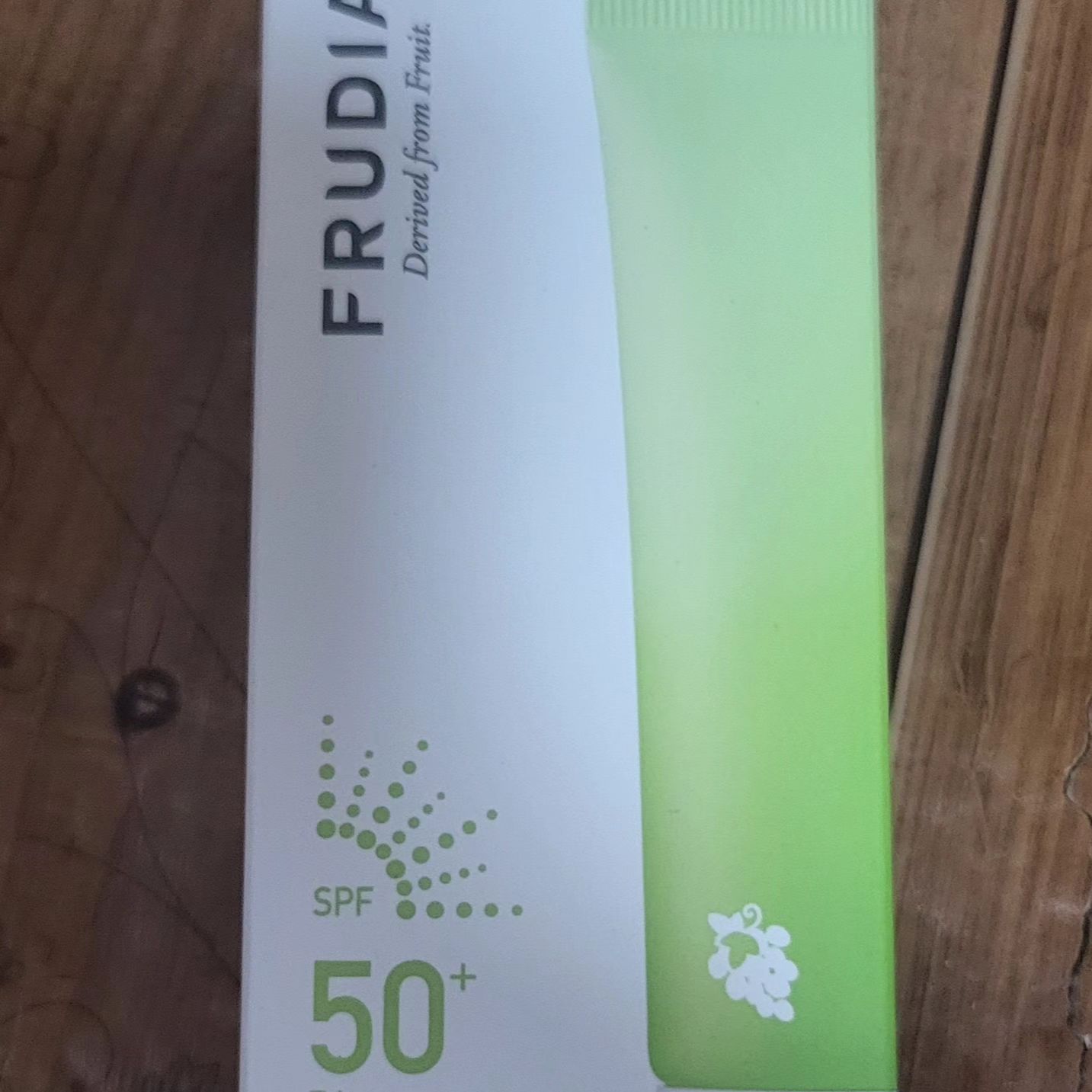 #할인구매 frudia.official #후르디아 #여름선크림
메이크업 전에 쓰기도 넘나좋은것 
산뜻하고 가벼워서 여름철에써도 부담이 없는거같아서 너무잘쓸거같아요.

향도 살짝히 달달하니 맘에듭니다
딱히 백탁현상도없어서좋은거같아요.

#지성피부선크림 #frudia #뷰티 #선크림 #청포도선젤 #산뜻한선크림 #청포도선크림 #08L #kbeauty #먹킷 #관심 #suncare