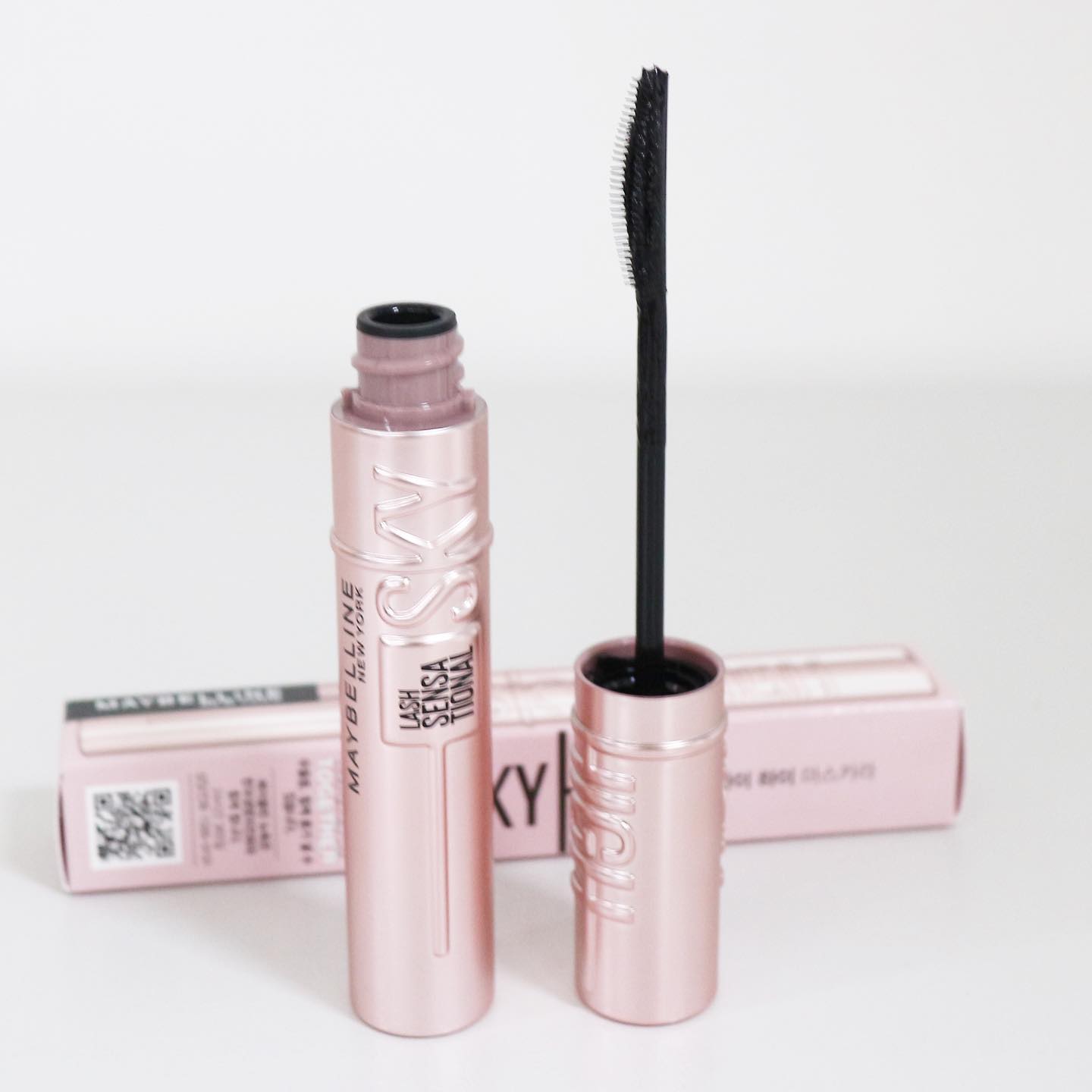 #광고 #15그램
#메이블린뉴욕
maybelline
-
최근 사용해본 마스카라 중에 제일
뭉침없이 깔끔하게 올라가는
메이블린 뉴욕 #스카이하이마스카라
후기 들고 왔습니다!
-
화장 번짐이 가장 심한
여름에 딱  사용하기 좋은 제품이에요!
브러쉬는 한쪽은 촘촘한 미세모로
되어 있고 반대쪽은 평평한 스틱으로
되어있는데 한올한올 속눈썹을 올려주고
스틱으로 고정시켜주면 되는 모양이에요!
-
여러번 덧발라도 뭉치거나 떡지는 것
없이 가벼운 사용감에 한번 더 놀랐어용
수정 화장 없이 돌아다녀도
속눈썹 컬링과 번짐 현상 없이
유지되는게 마음에 쏙 들더라구요!
-
물과 땀에 강한 워터프루프라
물놀이 가서도 사용하시기 딱!
좋은 제품이 아닐까 생각합니당
무조건 재 구매 해서 사용하고 싶은
제품이에요~!
-
-
#15그램뷰티 #15그래머
#워터프루프마스카라 #여름마스카라추천
#무중력마스카라 #빠짝마스카라
#워터프루프마스카라추천 #깔끔컬링
#뭉침없는마스카라
