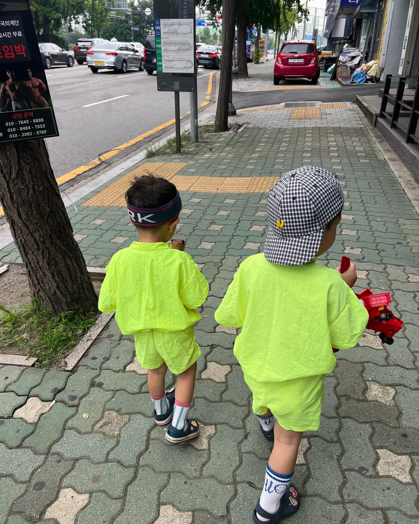 보기좋음 투샷💙
한손에는장난감 
한손에는 아이스크림🍦