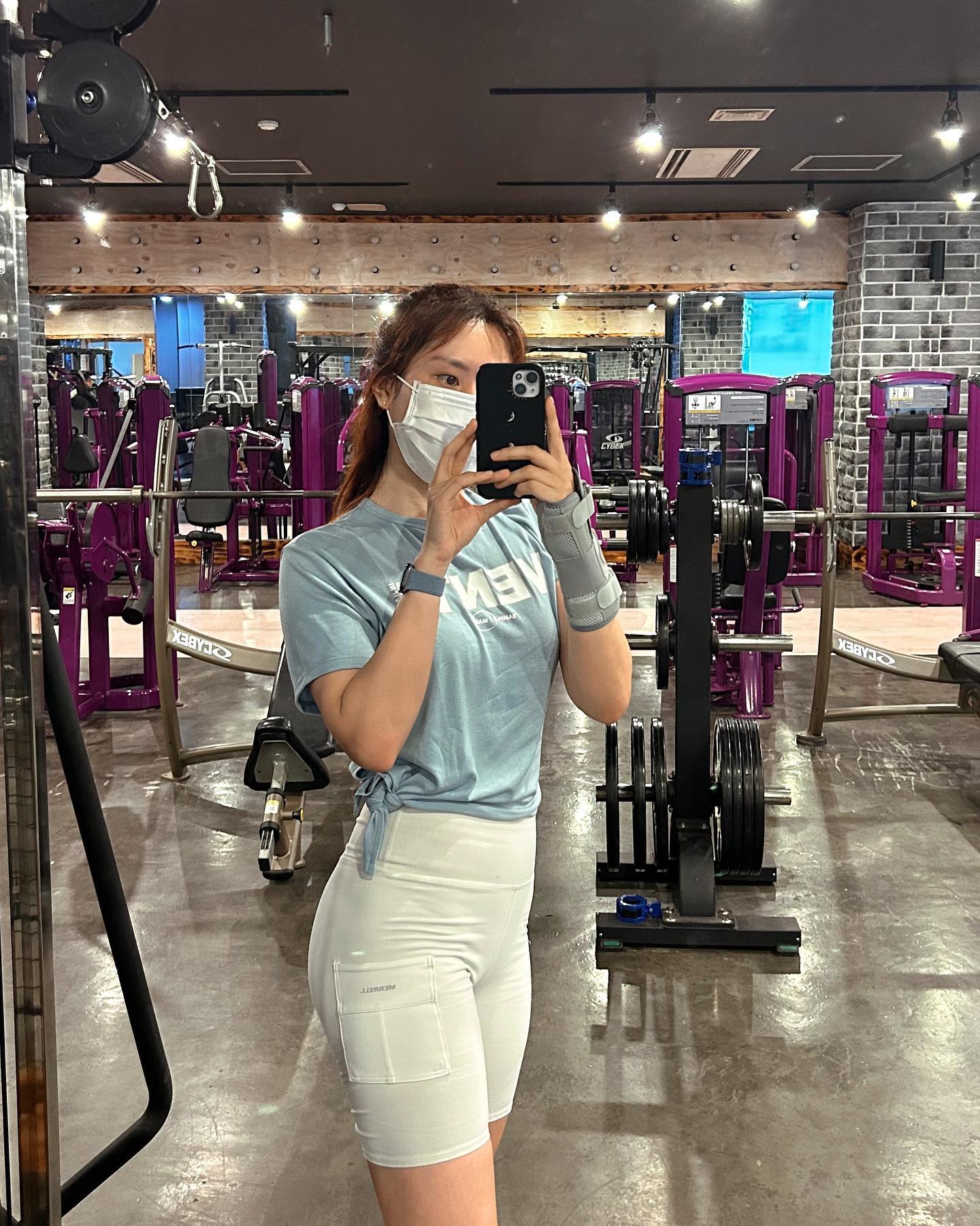 80일만에 게시물 업뎃...과 손목아작🤦🏼‍♀️🤛
2주만에 어거지로 하체 살짝..🍑
왼손으로 술마시면서 사는 중... #술추럴 
.
#닐링스쿼트 20kg
#크로스런지 20kg
#원레그프레스 
#글루트킥 
#아웃타이 
#리버스하이퍼