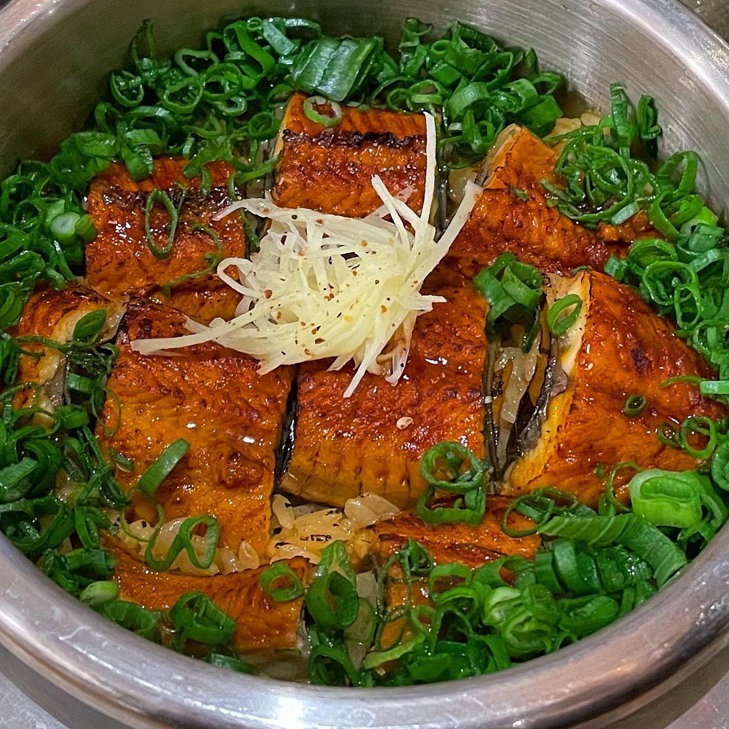 [스시이세이 잠실 롯데 월드타워점]

일본에 온줄 착각하게 만드는 스시이세이🌟

멋진 조형물들로 고급스럽운 느낌의 인테리어로 데이트나 부모님 모시고 한끼 먹기에 딱👍🏻

양념된 솥밥 위에 민물장어와 쪽파가 잔뜩 들어가 생와사비와 생강을 살짝 얹어 한입 먹으면 비린맛 하나 없는 민물장어솥밥🍱

버터향 가득한 전복과 녹진한 전복내장을 몸에 좋은 표고버섯, 은행과 함께 솥밥위에 토핑되어 먹을 수 있는 전복솥밥🦪

솥밥 하나로 몸보신 해결💜