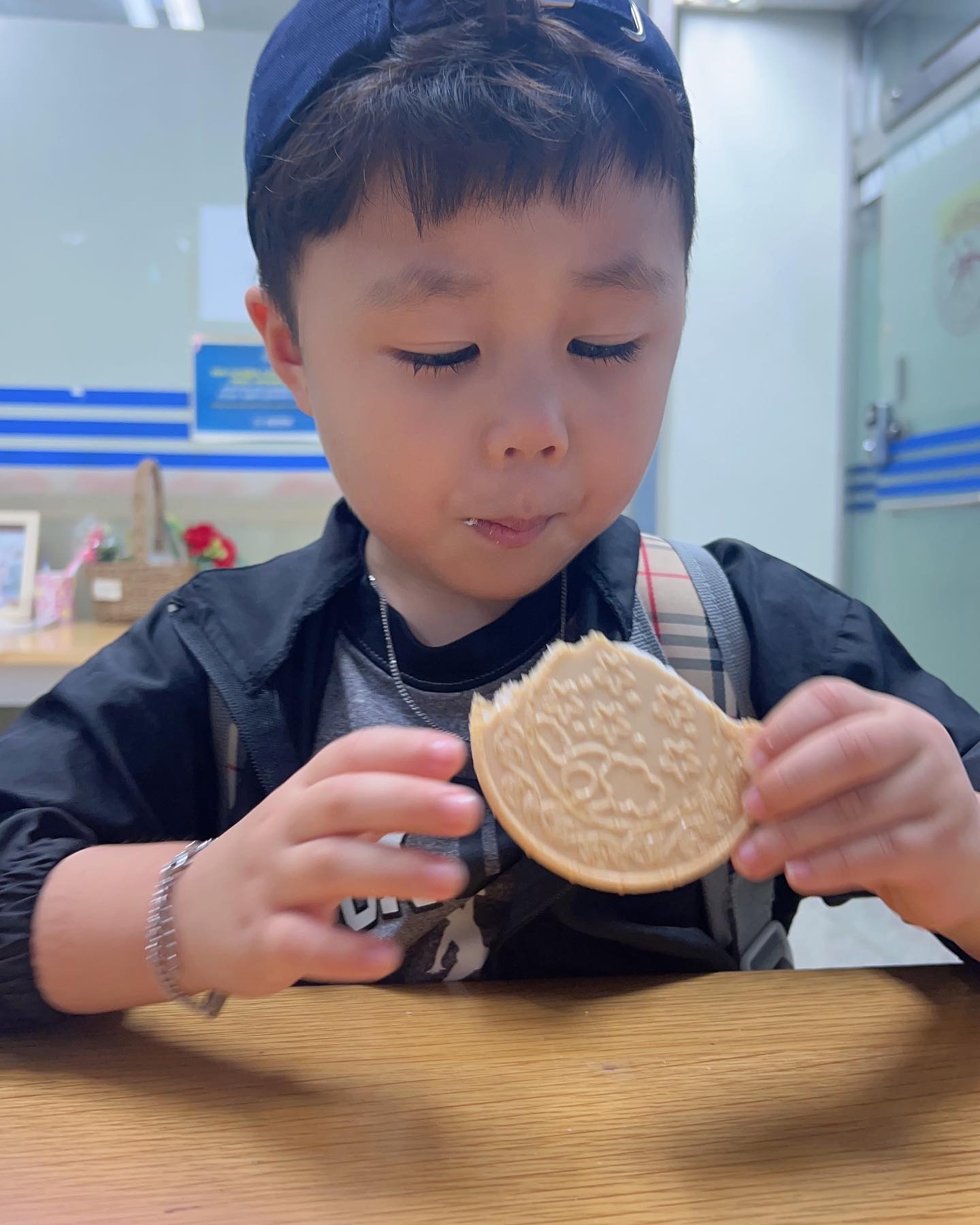 오랜만에 미술치료🎨🖌️
선생님이주신 엄마간식 뺏어먹기 
이제 다 먹어서 그런지 텐션이 너무좋아🥳