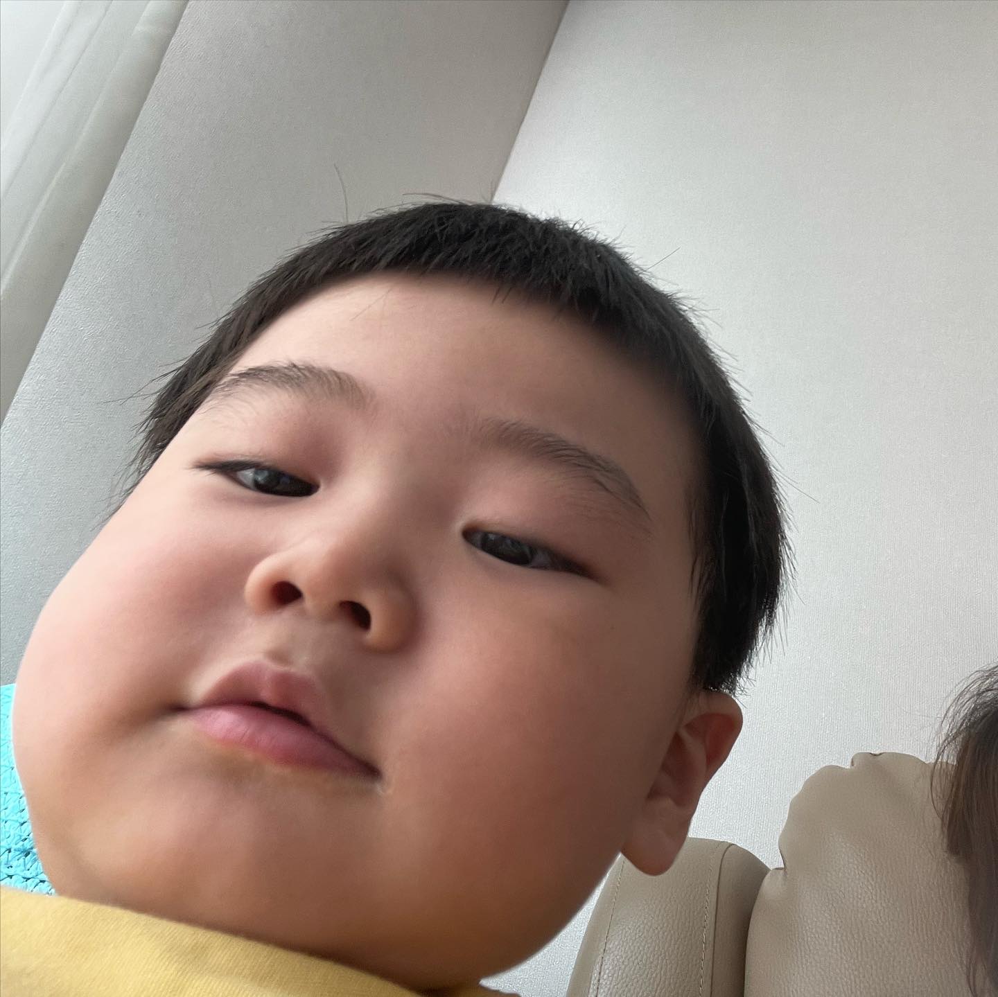 셀카 1
셀카 2
빵먹빵 3
고양이 친구 불렀는데 검은 고양이 와서 살금살금 다가가기 4
.
.
긍정에너지 넘치는 아이 😛
.
.
#셀피 #셀피그램 #아들스타그램