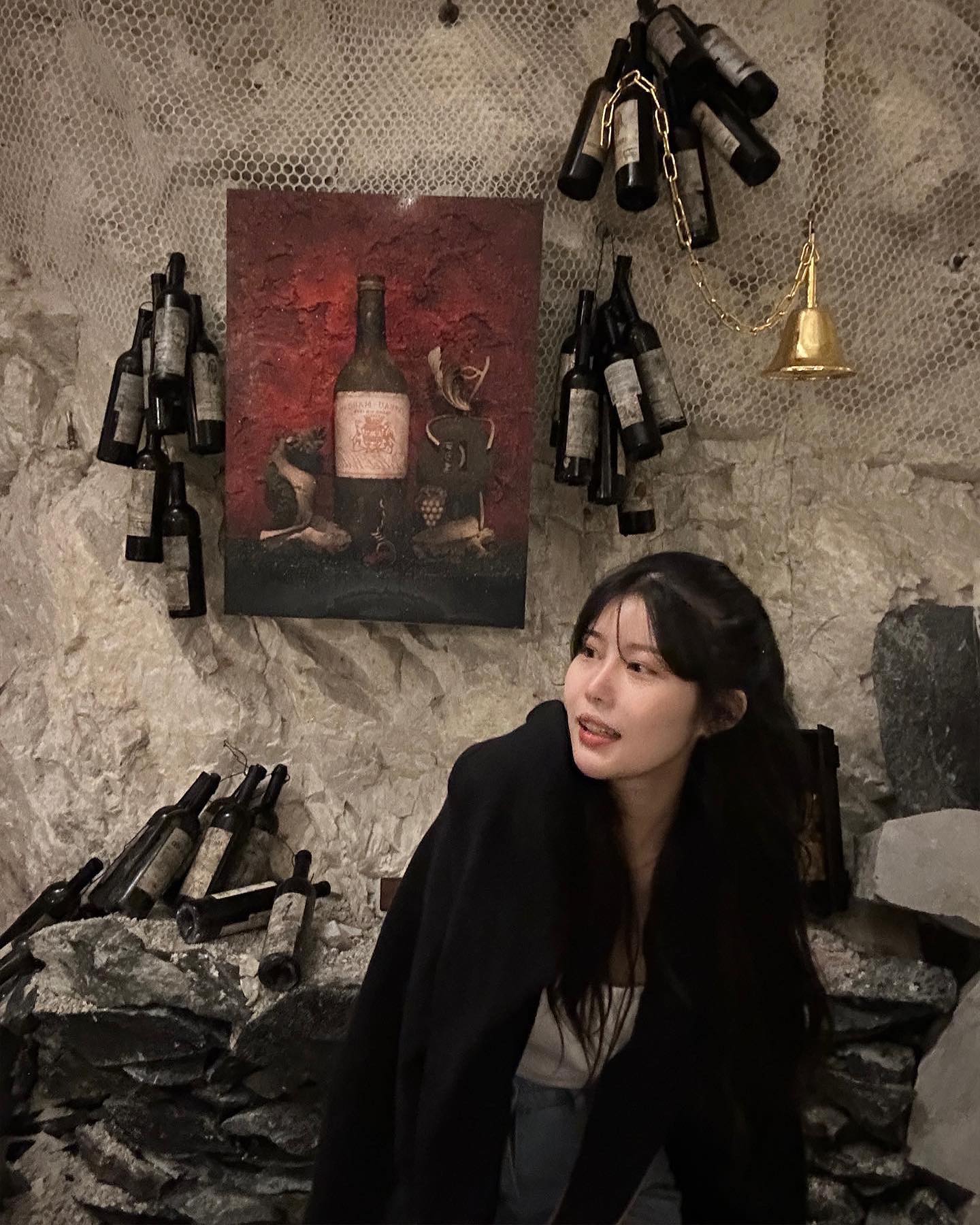 동굴 속 와인 한 잔