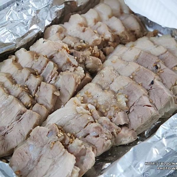 야들야들한 보쌈에 쫀득쪽득한 족발을 함께 맛볼 수 있는귀한족발♡♡ 이른시간부턴 늦은 오후까지 영업을 하는 곳이라 매장에서 즐기기도 혹은 가족과 맛있고 푸짐한 한끼 식사나 술안주로 주문하기에도 좋아서 더 자주 찾게 되더라구요~
주문하면 원하는 시간에 맞게 준비해주시니 앞으로도 선릉갈때 종종 들러보게 될듯했던 귀한족발 선릉점이었답니다^^

#귀한족발 #족발맛집 #서울족발맛집 #맛집추천 #귀한족선릉젛 #보쌈맛집 #선릉역맛집 #족발추천 #족발집추천 #먹스타그램 #먹방