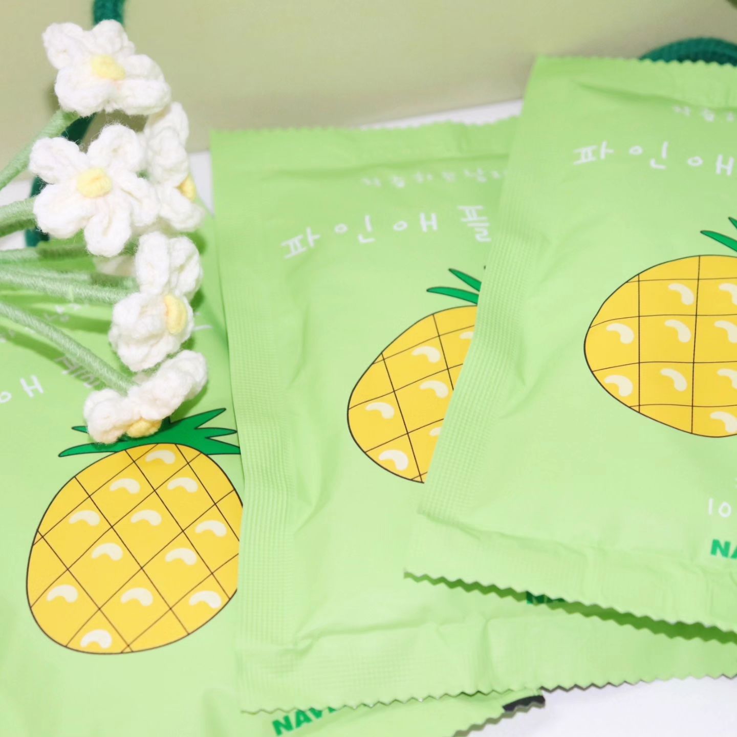 #협찬 

제가 과일중에 파인애플을 엄청 좋아하는데요✨️
100%원물을 사용하는 착즙하는남자 파인애플주스를 한번 먹어봤어요!
새콤달콤하니 너무 맛나더라구요🤤
필리핀에서 엄선해온 신선하고 풍부한 과즙을 가진 파인애플을 사용한다고해요🫢
그래서인지 맛이 진하고 좋았답니다🧡

끓여서 만든 제품이 아닌 착즙제조로 맛과 영양소파괴도 없고,
다른 첨과물없이 생과일만을 사용해 믿음이갔어요!
무정제수,무설탕,무색소,무향료,무방부제로 온 가족이 건강하고 안전하게 먹을수있는 주스에요🧡

가격도 타사대비 저렴한 가격에 배송비도 무료!
육아박람회에서 입소문이 자자한 이유를 먹어보니 알겠더라구요 ㅎㅎ

뒷편식품유형을 보면 과채주스라고 되어있는데요. 과채주스는 원물사용95%이상이어야만 인정을 해주고있다고해요!

TIP👍
개인적으로 얼음만 타서 먹어도 맛있지만
사이다나 탄산수를 섞어 에이드로 먹어도맛있었고, 살짝얼려서 먹으면 더 맛있었답니다 ㅎㅎ

착즙하는남자 계정 juice._.store

더 궁금하신점은 네이버검색창에 착즙하는남자 검색해보시면 자세히 나와있어요!스마트스토어 링크🔻
https://smartstore.naver.com/apple335

#파인애플즙 #착즙파인애플즙 #파인애플주스 #착즙파인애플주스 #과채즙 #아이주스 #과채주스 #과채즙 #과채주스 #골드파인애플  #착즙주스
