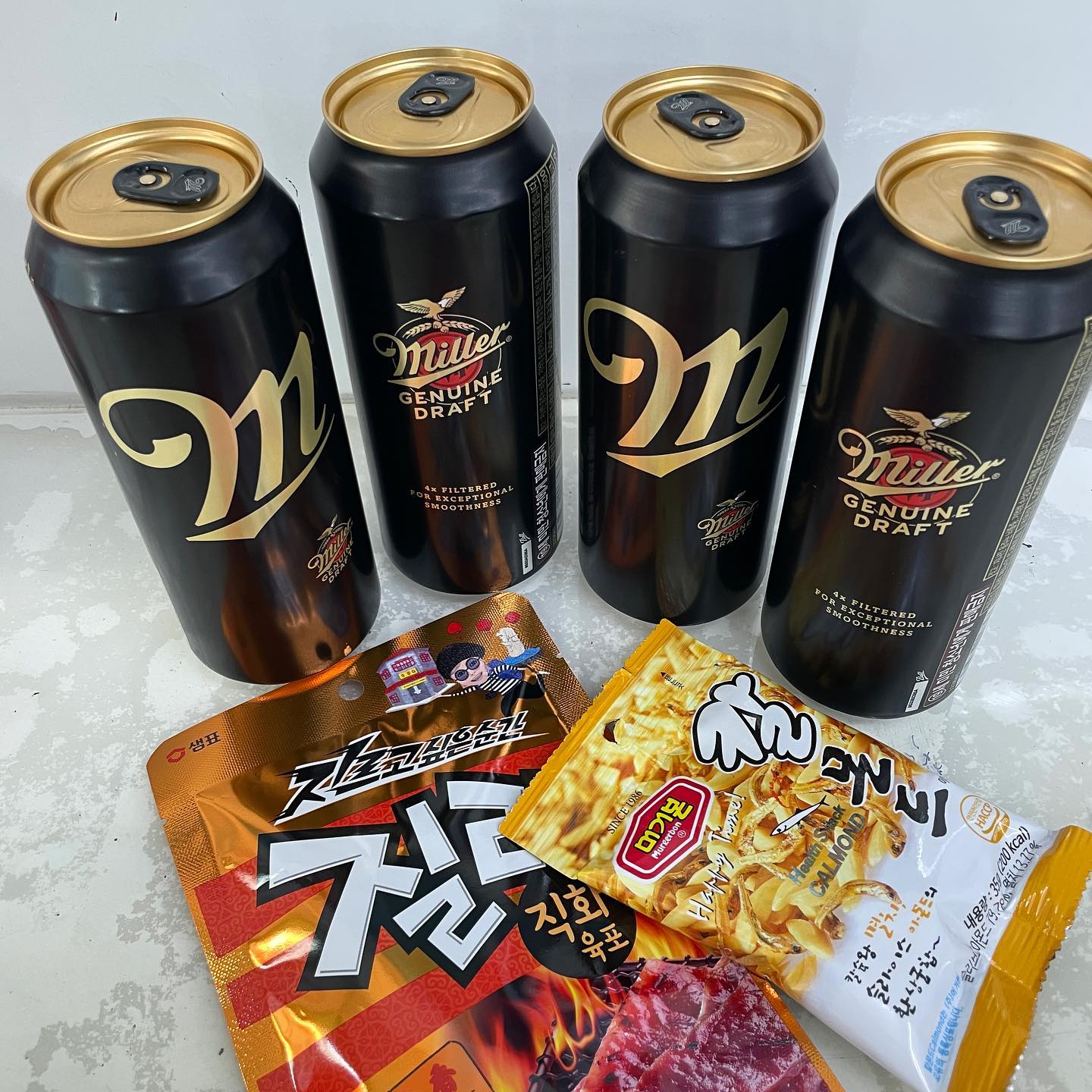 #협찬 
황금색 유광에서
매트블랙으로 변경된 맥주 밀러🍻
캔이 무광이라 더 맘에 들어요
(저번 황금색은 촌시러웠어요ㅎㅎ)
밀러의 로고 M을 극대화 시킨 패키지는
해가 진 후, 세상이 어두워졌을때
밀러의 시간이 다가온다는 의미를 담았대요
다른 맥주들보다 눈에 띄는건 분명!! ㅋㅋ
하지만 맛은 너무나도 가볍네요
씁쓸한 맛이 없고 완전 깔끔깔끔
패키지의 묵직함과 전혀 반대의 가벼운맛
어떤 안주와도 잘 어울리네요
가볍게 즐기기 아주 좋은 맛입니다
.
.
#협찬 #밀러 #밀러제뉴인드래프트 #MGD
#Miller #수입맥주추천 #라거추천