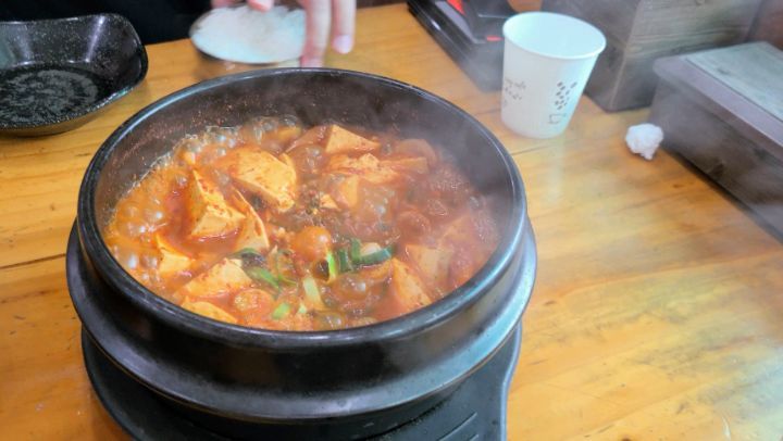 몇년만에 찾은 태백 초막고갈두!
토요일이라 한시간이나 기다려서 들어갔다 우렁이두부조림 2인분으로 주문했는데 단체팀이 있어서 나오는데 시간이 좀 걸림.
첫 맛은 매운데 밥에 비벼 먹으면 감칠맛 넘치는 매콤함이 중독적이다ㅋㅋ
오랜만에 먹어도 변함없는 찐맛집!
외딴 곳에 덩그러니 있는데 사람들이 찾아오는데는 이유가 있는법

🥄우렁이두부조림 1만원

🏠강원 태백시 백두대간로 304
⏰️11~16시 일요일 휴무