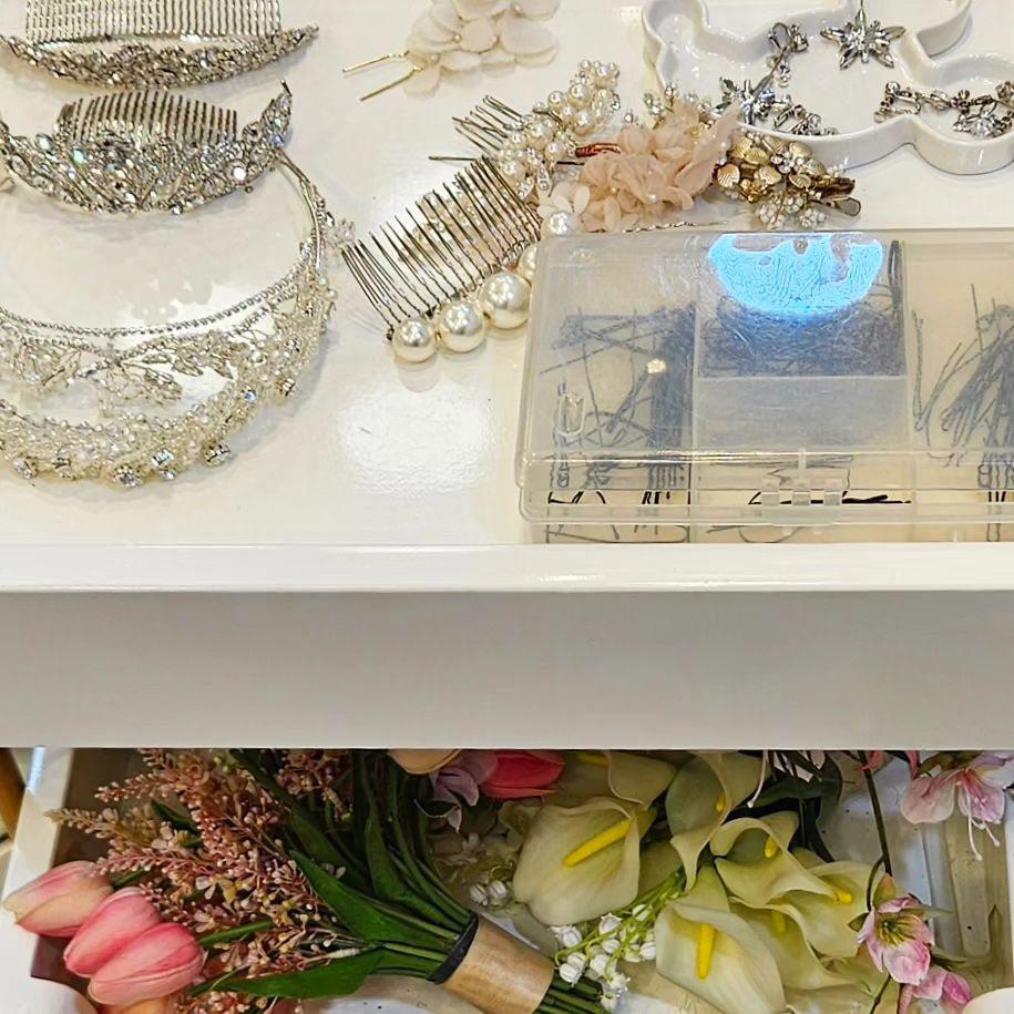브라이드벨라 악세서리와 꽃다발
높은 티아라부터 작은 머리핀까지 😊

👰거품없는 가격으로 결혼하기 원한다면 direct.wedding  스드메비용 절약가능한 다이렉트 결혼준비카페 최초 가입할때 
➡️추천인 "뉴댁"입력하시면 30,000포인트를 적립받을 수 있어요!
#다이렉트결혼준비 #다이렉트 #브라이드벨라 #브라이드벨라청담 #웨딩준비 #본식가봉 #본식드레스 #드레스 #드레스투어