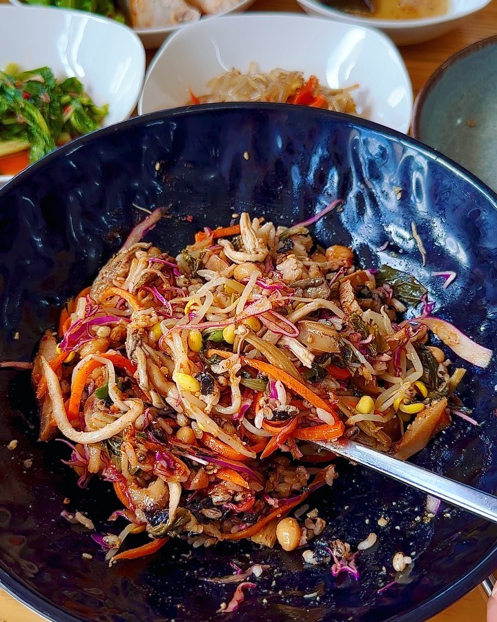 13000원 제주도민맛집 조미료 없는 가정식 한상 #제주검정보리마씸 ⬇⬇
☞맛 없는거 하나 없는 제주 갓 성비 이모카세 한정식 밥집맛집
들어가서 처음 내주시는 시원한 꽃차? 물 부터 정성가득 
밑반찬 라인업이 무려 돔베고기+매생이전+갓담근 깻잎지+잡채+계란장조림+열무김치+얼갈이 김치등등

검정보리비빔밥
새싹비빔밥+직접만든 나물+성게미역국+강된장+고추장
조미료 안쓰고 제주 집밥 먹는 기분
제주도에서 먹었던 음식 중 가장 기억에 남음

보말죽 
짭짤한 보말죽에 참기름 향 촉촉하니 보말은 끝도 없이 나옴

보리밥 추가 +강된장 추가 +열무김치 넣어서 비빔밥 한번 더 해먹고 나옴 

담백하고 정갈한 제주검정보리마씸 한상 맛깔나게 잘먹었습니다.재방문 예정 맛집으로 고등어정식+검정보리비빔밥 조합 기대됩니다. 🫡

✔️ 제주검정보리마씸 : 제주 제주시 애월읍 하귀로 81
✔️ 0507-1373-4597

#제주검정보리마씸#맛깔나다_제주도 #제주맛집#제주도민맛집#제주로컬맛집#제주애월맛집#제주애월밥집#제주밥집#제주공항근처맛집#제주공항근처밥집#제주도애견동반맛집#제주도애견동반#먹팔#맞팔#먹스타그램#제주여행