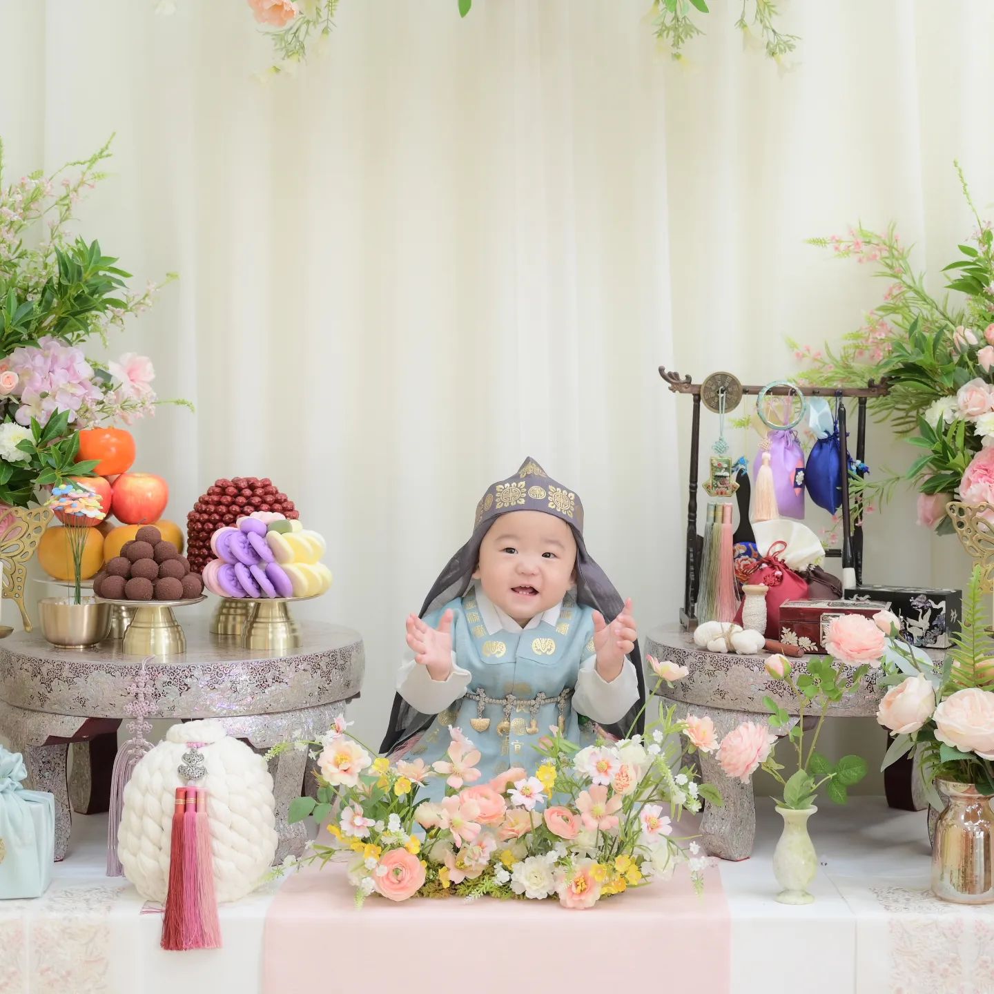 우리 막둥이🐻🩷
⠀⠀⠀⠀⠀⠀⠀⠀⠀⠀⠀⠀⠀⠀⠀⠀⠀
신생아 본아트부터 시작해서
50일, 100일, 200일, 300일까지
엄마표 셀프촬영 다 해줬는데
⠀⠀⠀⠀⠀⠀⠀⠀⠀⠀⠀⠀⠀⠀⠀⠀⠀
돌촬영은 스튜디오에서 찍어주고 싶었다:)
겸사겸사 가족사진도 찍고😍
10일전에 찍은건데 오늘 파일 받아서 올려봄
⠀⠀⠀⠀⠀⠀⠀⠀⠀⠀⠀⠀⠀⠀⠀⠀⠀
막둥이 꼬박 4일 열감기 앓다가
오늘에서야 정상체온 유지중인데
돌치레라고 생각할게
부지런히 크느라 고생했구나🙂👍(12.3kg)
⠀⠀⠀⠀⠀⠀⠀⠀⠀⠀⠀⠀⠀⠀⠀⠀⠀
벌써 돌이라니 시간 진짜 빠르네
이제 엄마는 바빠질거야
⠀⠀⠀⠀⠀⠀⠀⠀⠀⠀⠀⠀⠀⠀⠀⠀⠀
예비초등, 미운5살, 돌쟁이
삼남매들아 같이 으쌰으쌰 살아보자~~
⠀⠀⠀⠀⠀⠀⠀⠀⠀⠀⠀⠀⠀⠀⠀⠀⠀
#삼남매맘 #복직D-5
#막둥이돌촬영