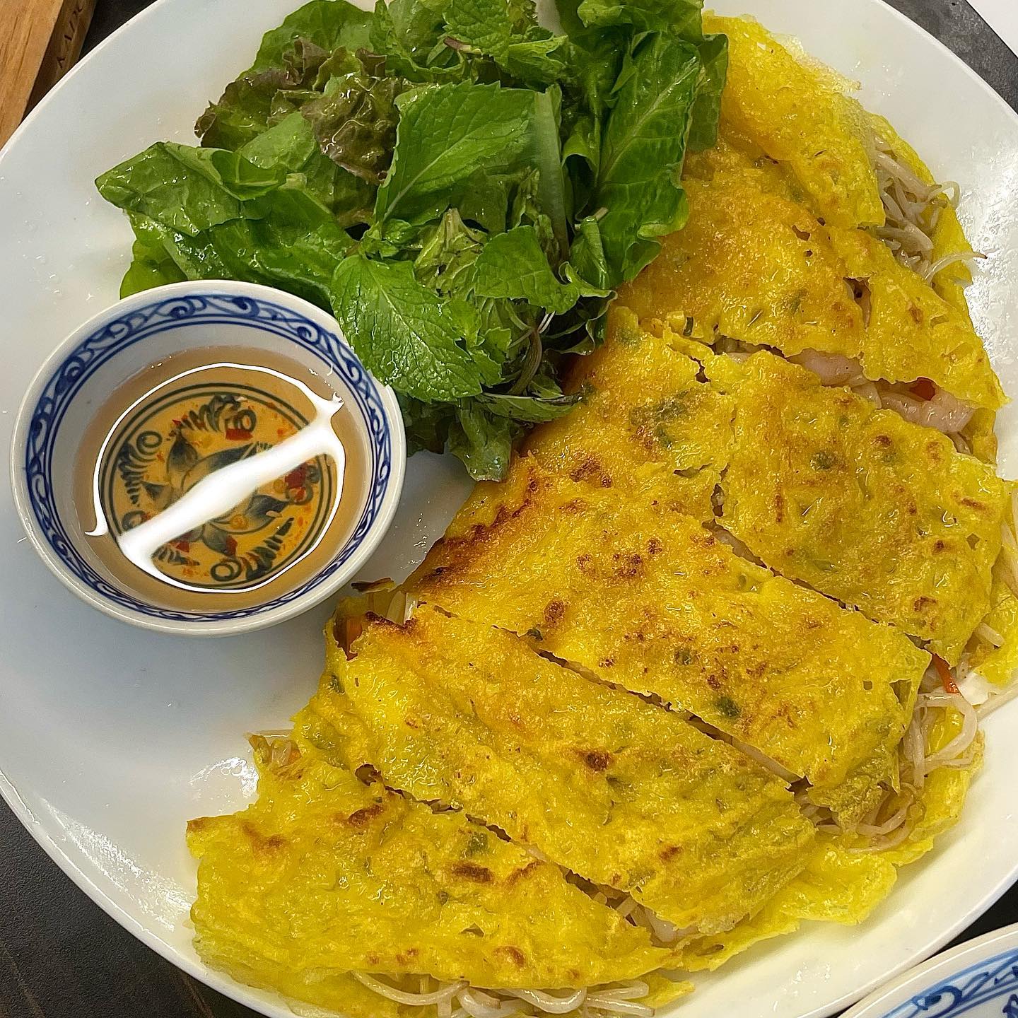#벱하노이

오랜만에 베트남음식 땡겨서 방문한 벱하노이 월성점 🤍

여기서 인생 첫 반쎄오 먹어봤는데 ,, 
나 왜 이제야 먹은거야 🥺
바삭한 라이스페이퍼에 베트남식 부침개와 상추 올려서 먹는 방식
처음에 민트맛이 나서 좀 읭,, 스러웠는데
민트빼서 먹으니 마싰었어요 ㅎㅎ
부침개도 완전 얇고 빠-삭한게 독특하면서 계속 생각날 맛 🫶🏻

미 싸어 하이산(해물볶음면) 요것두 추천 ✨
계란면? 같은 포슬포슬하면서 부드러운 얇은 면인데 식감이 좋더라구요
해물도 푸짐하게 들어있구
스리라차소스랑 비벼먹으면 아주 구웃 👍🏻

☑️ 반쎄오 18,800
☑️ 소고기쌀국수 10,800
☑️ 미 싸어 하이 산 14,800

📍 대구 달서구 상원로 187 A동 2층(월성동)
✏️ 매일 11:00-22:00
🏁 bephanoi 

#월성동맛집 #월성동반쎄오 #반쎄오 #반쎄오맛집 #월성동베트남음식 #달서구맛집 #달서구반쎄오 #먹팔 #맞팔