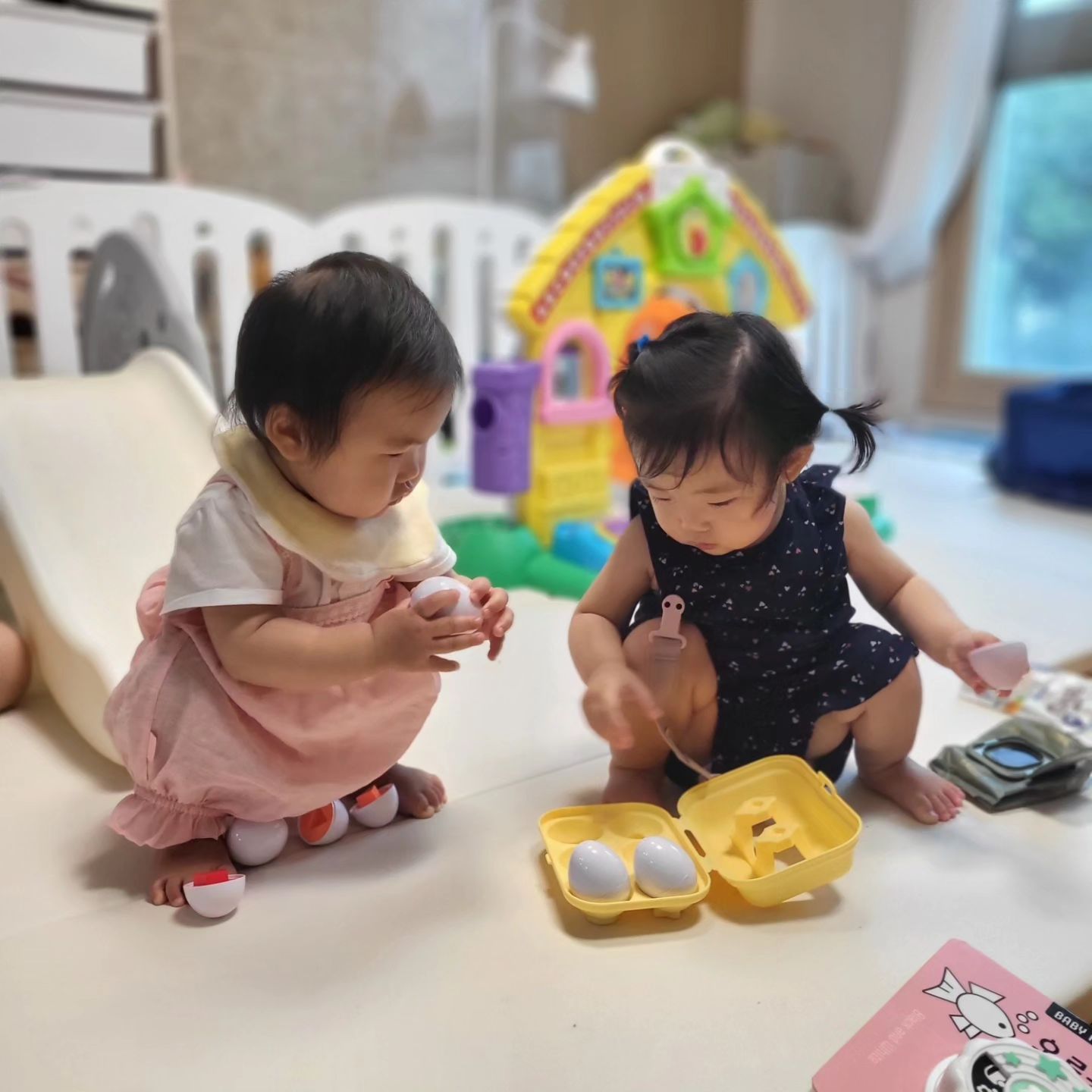 #그녀의사회생활
뱃속에서부터 친구였던 
baby20220713 amelia_baik bebe_junwoo 
만나서 놀았다
넘 신기한게 이제 자기들끼리 놀기도 하고
크게 징징대지도 않고 서로 장난감 뺏기도 하고 주기도 하더라.
맨날 붙어있고 싶다..
#13개월아기