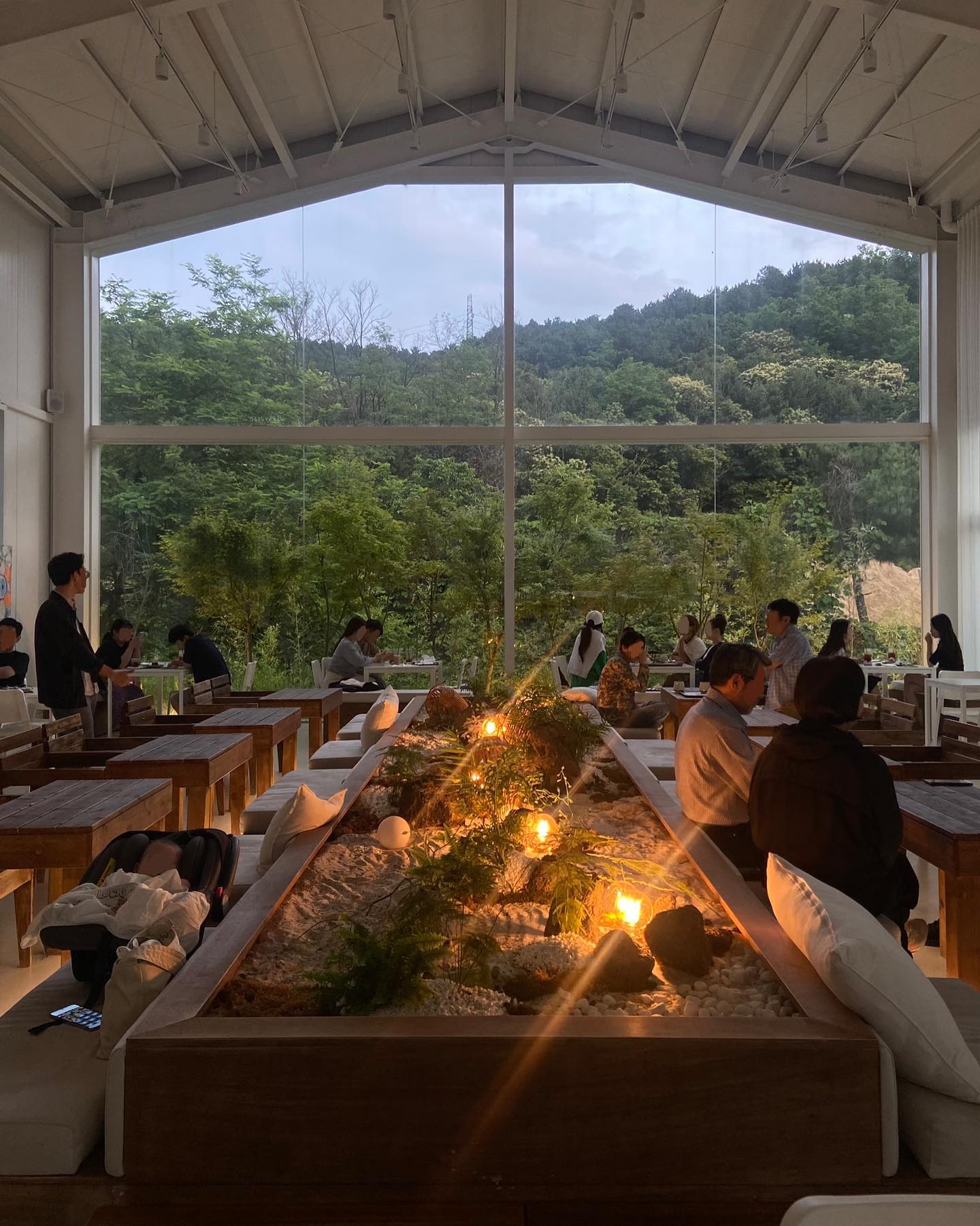 기로띠

용인에 위치한 #기로띠 입니다.
나무가 가득한 숲뷰가 인상적인 곳 입니다.
공간이 넓은 대형 카페라서 탁 트인 공간이 인상적인 카페 입니다.

공간이 2곳으로 나누어져있는데 
주문하는 공간과 앉을 수 있는 공간으로 나뉘어져 있습니다. 
그래서 더 넓어보이더라구요!
특히 야외에 구성된 공간은 정말 인기가 많아 전 못 앉았답니다,,
날씨 좋을 때 야외에 앉아 정원을 바라보면 좋을 것 같아요!

디저트의 구성도 다양한데 케이크, 스콘 등 
다양한 디저트가 있어서 눈이 너무 즐거운 곳이었습니다.

대형카페라서 주차공간이 넒은 점도 큰 장점이라고 
볼 수 있을 것 같아요 용인은 서울 근교니까 
드라이브 하면서 한번 방문해보시는 것도 좋을 것 같습니다.

📍 경기 용인시 처인구 명지로 222 

📞 031-296-4449

🕰️ 매일 09:30~ 24:00

🐶😼 애견동반가능

#주파민카페투어 #내돈내산