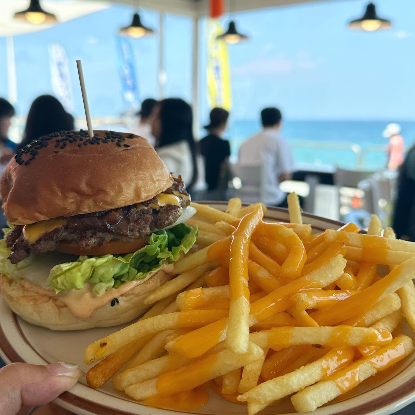 .
속초에서 찾은 #수제버거맛집 🍔
그림같은 바다 보면서 맛있는 버거 냠❤️