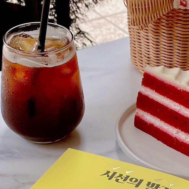 세세라기 on Instagram: "#협찬 남들과는 다르게. 늘 하는일 좀 편하게. 생활의 꼼수가 기획이되는 신박하고 재미있는 이야기 궁금하지 않으세요?😂 ✍️이 책의 저자 임영균 작가는 연세대학
