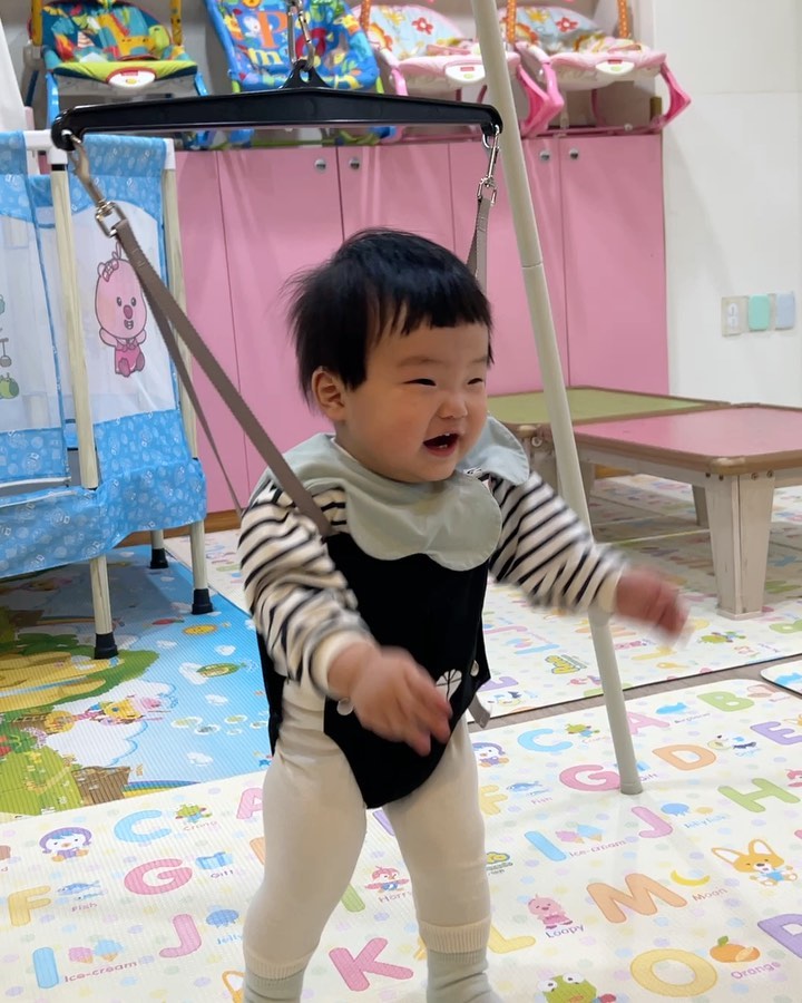 밀리고 밀린 제주기록 8

1. 잔뜩 신난 파닥몬ㅋㅋㅋ
2-3. 제주에서 첫 키카 도전!!
4-8. 장꾸미 폴폴폴
9. 산책멍🥱
10. 오동통통 손꾸락🤍

#제주한달살이기록 #준우일기 #9개월아기 #남자아이 #baby #호랑이띠맘 #육아일기 #육아일상 #육아스타그램 #아기스타그램 #20230412_0414 #밀린일기