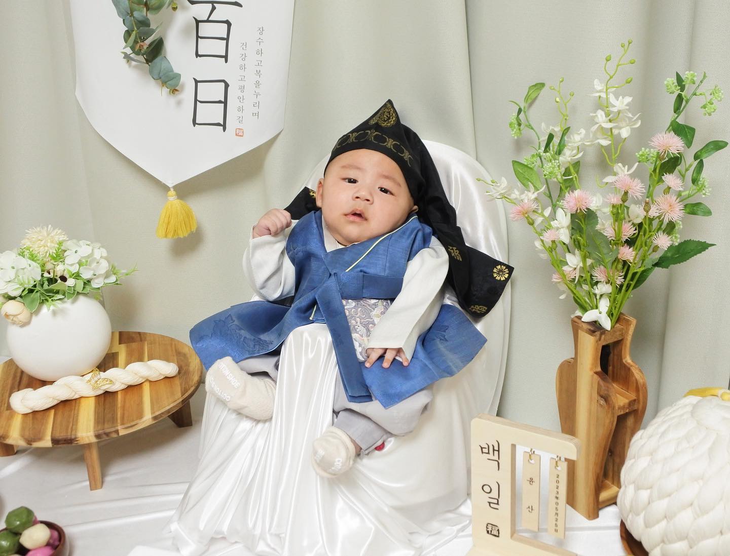 우리 산이 100일🎀 사진 찍는다고 시껍잔치함… 사진 찍을 땐 안웃더니 다 끝나니까 웃기 있음?? 건강하게만 크자💖