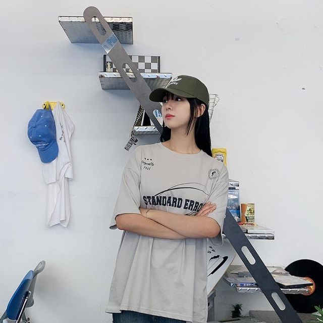 ɴᴀɴᴀ 🖤 on Instagram: "#광고 #스탠다드에러 #standarderror @standarderror_official 'IRT167 [컴팩트얀] 엔자임 워싱 스포티 유니버스 반팔티' 면100%, 고품질 원단을 이용한 국내 자체 제작으로 깨끗한