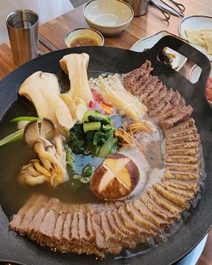 .
🍽오늘의 먹방 대전맛집🍽

가수원동 소소🐮🐮

퇴근하고 불금에 우다다다다다💨💨
달려간 서구 가수원동 양지수육 맛집!

소고기로 만든 수육은 처음 먹어보는데!!
넘나 부드럽고 담백하다🫶
특제 소스에 찍어 먹음 난리나🫣

특히 수육에 부어주는 육수는
완전 찐하니 찐해 맛있다요(츄룹)
저 육수에 칼국수도 먹을 수 있는데
면이 두꺼운 탱탱한 면이라서 더 좋탸❣️

소소는 깍두기가 미쳤다ㅋㅋㅋ
완전 맛있게 익고 아삭ㅇㅏ삭훼🌟
칼국수에 깍두기 같이 먹음 난리나~~👍

뭉티기는 말해모해!
완전 쫜득쫜득~~ 고소하니 맛있음!

신선한 고기는 그릇을 옆으로 들어도
안떨어진다던데! 촥 달라붙어있음👏

이번에도 맛집 푸파성공!!
🐮소소 담에 또 만나🐮

#가수원동맛집#가수원동뭉티기#가수원동소고기#가수원동고기#대전한우맛집#대전뭉티기#대전소고기#대전소고기맛집#가수원동한우#가수원동양지수육#가수원동육전#대전육전맛집#대전양지수육맛집#대전뭉티기맛집#소소
