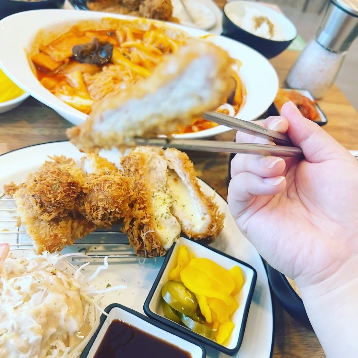 군산 수송동 연돈볼카츠❤️
간만에 돈가츠!
느무느무 맛있당ㅎㅎ
모듬 카츠랑 짬뽕떡볶이 우동이랑 떡볶이 속 쫄면사리랑 우동사리는 서비스!
진짜 서비스도 최고!!👍❤️❤️
양도 생각보다 많고 속도 꽉차있어서 배부른 한끼❣️

#홍콩분식 #연돈볼카츠 #연돈볼카츠군산수송점 #서비스최고👍👍👍 #맛도최고 #가성비갑👍 #데이트코스추천 #홀확장 #깔끔해서좋다 #군산돈까스 #군산떡볶이 #군산맛집
