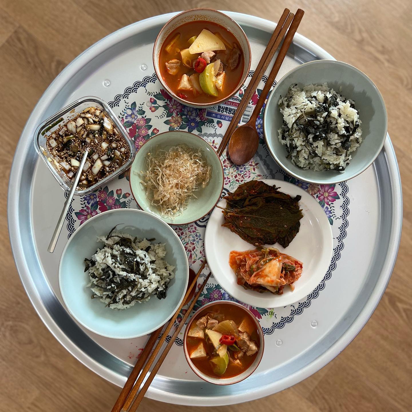 -

오랜만에 아부지 오셔서
곤드레밥에 고추장찌개,
양가 엄마들 반찬이랑 간단하게 한끼 해결 🙌🏻

곤드레 일키로 사서 소분 해놓으니
급하게 뭐먹을지 고민할 때 좋고,
류수영레서피로 만든 고추장찌개-
청꼬 추가해서 더욱 칼칼하게 😋

슉의 선물로 레트로 밥상에 차리니
더 맛있어 보이는 건 안비밀 🧡

.
.
.

#맹수바 #곤드레솥밥 #고추장찌개 
#엄마반찬 #점심스타그램
#스타우브솥밥 #솥밥레시피