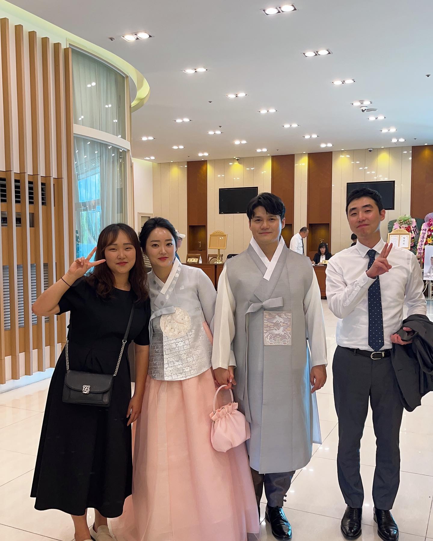 ⠀⠀⠀⠀⠀⠀⠀⠀⠀⠀⠀⠀⠀⠀⠀⠀⠀
울 웅쓰 장가간날 🎶
서른일곱짤 울오빠 데려가줘서 고마워요 
잘가라 행복해라 첫찌 🫶