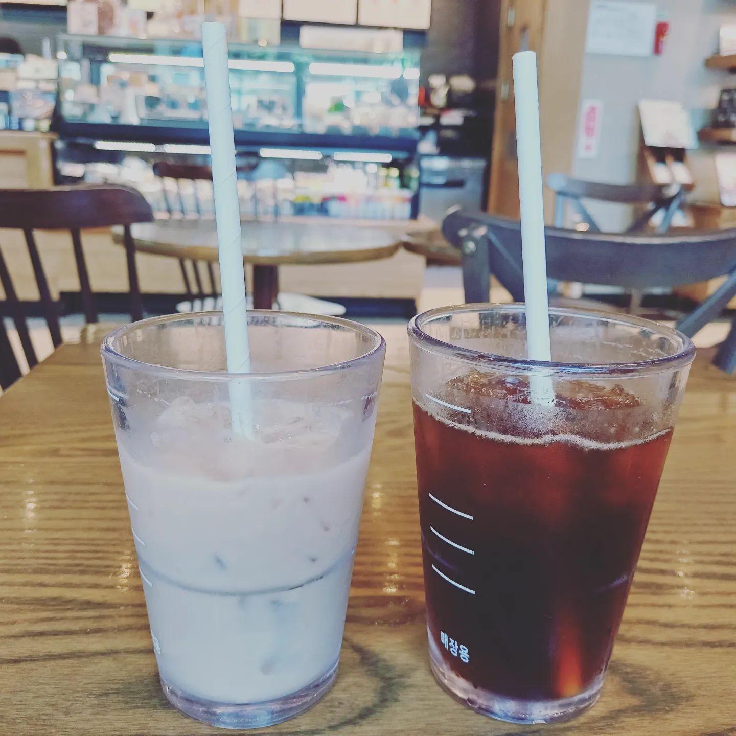 #커피2잔☕️☕️ 
#주말에도회사근처라니😂 
#아아와아라떼
