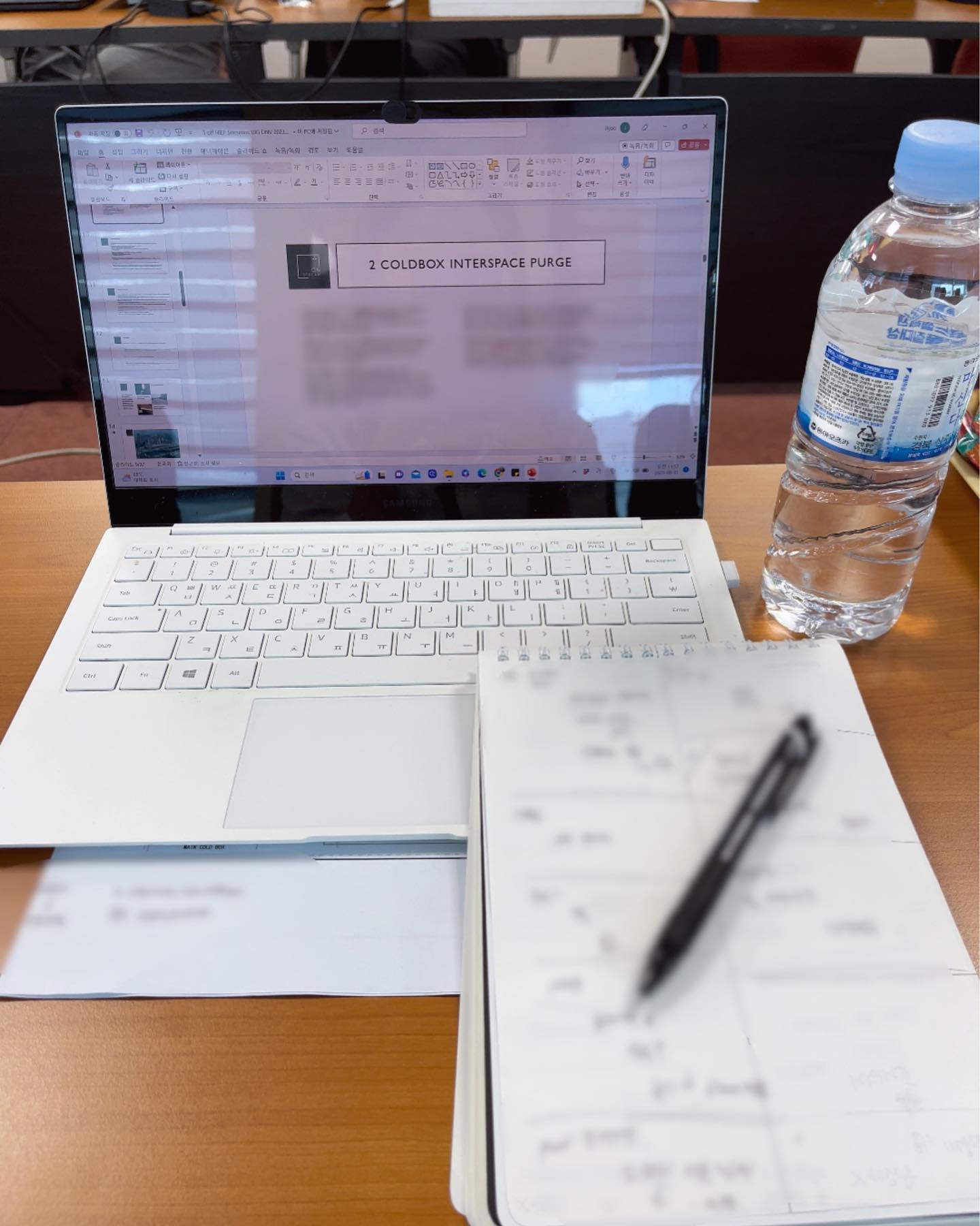 <DNV HILP Review Workshop>
#asu #industrialgas 

23.0828~0831 파주

화학공장 용어로 인해 진땀은 뺐지만 많이 배워간 통역이었습니다.
쉽게 접하지 못할 주제인 공기분리법에 대해 공부할 수 있어 유익한 시간이었고, 관계자 분들께서도 비전공자 눈높이에 맞춰 설명해주셔서 감사했습니다.

연습만이 답인 통역, 부족한점 더 보충해나가겠습니다.
대학원 개강 전 마지막 주 기록 끝-

#통역스타그램 #통대생 #interpreter #interpreterlife