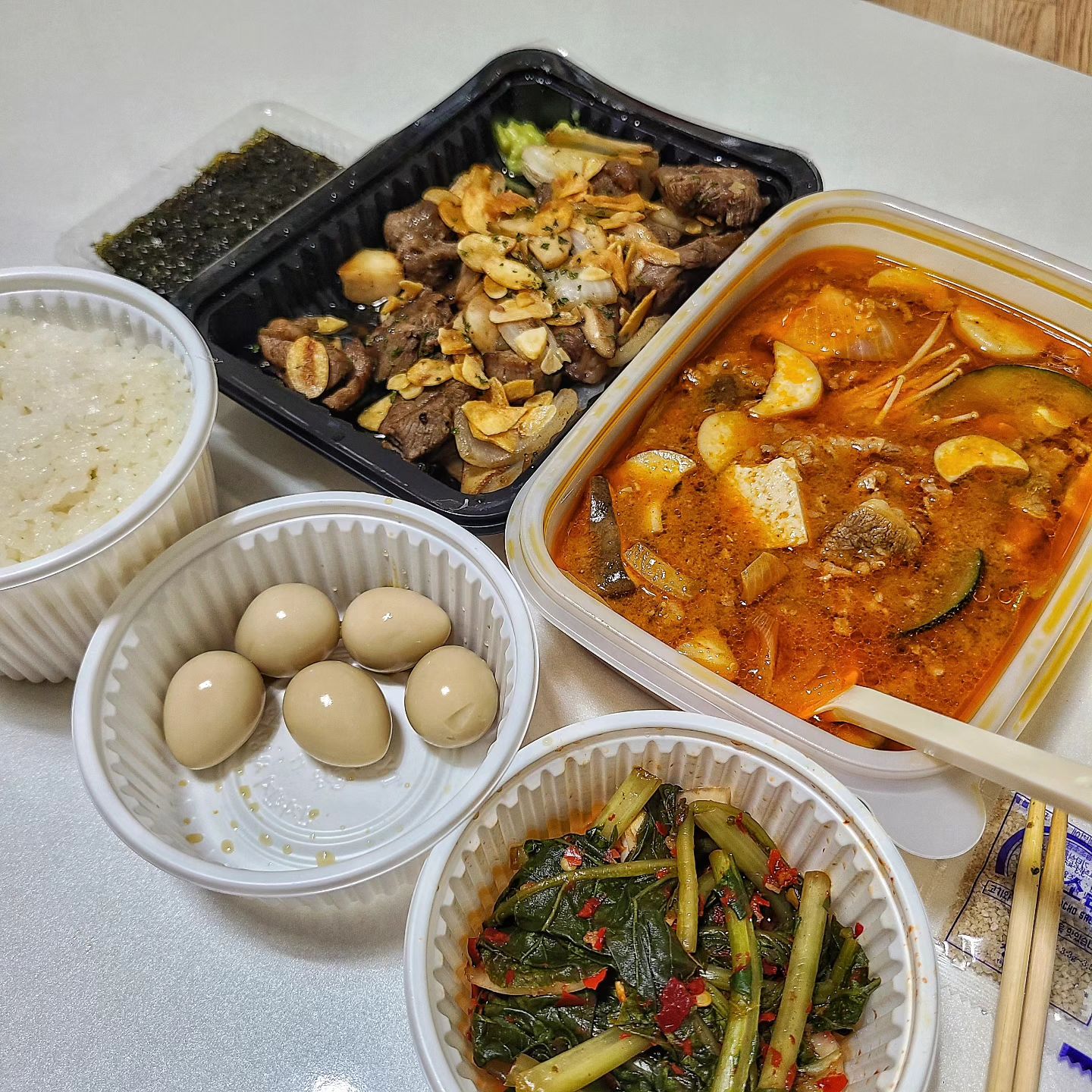#협찬
자취를 하면 항상 먹는 것만 먹고
집밥이 진짜 그리운데
오랜만에 고기+된찌 미친조합으로
든든하게 먹었네요.

수유시장쪽에 위치하고 있는
#진심담은된장찌개진된장 인데
상호처럼 닉값 제대로 하네요.

농담이 아니라 된장찌개 국물
진하고 담백하고 푸짐한데
진짜 맛있어요👍

전국 된장찌개 맛집들 다 돌면서
배워오신 비법으로 하는거라던데
맛은 보장 되고
밥도 꾹꾹 가득 담아주신
사장님의 인심 🙏

➡️ 스테이크 된장찌개 정식
🚩 서울 강북구 수유로12길 100-4 1층 진된장
배달,포장 전문점

#수유배달 #수유배달맛집 #수유시장맛집 #진된장 #된장찌개맛집 #찌개맛집 #수유맛집